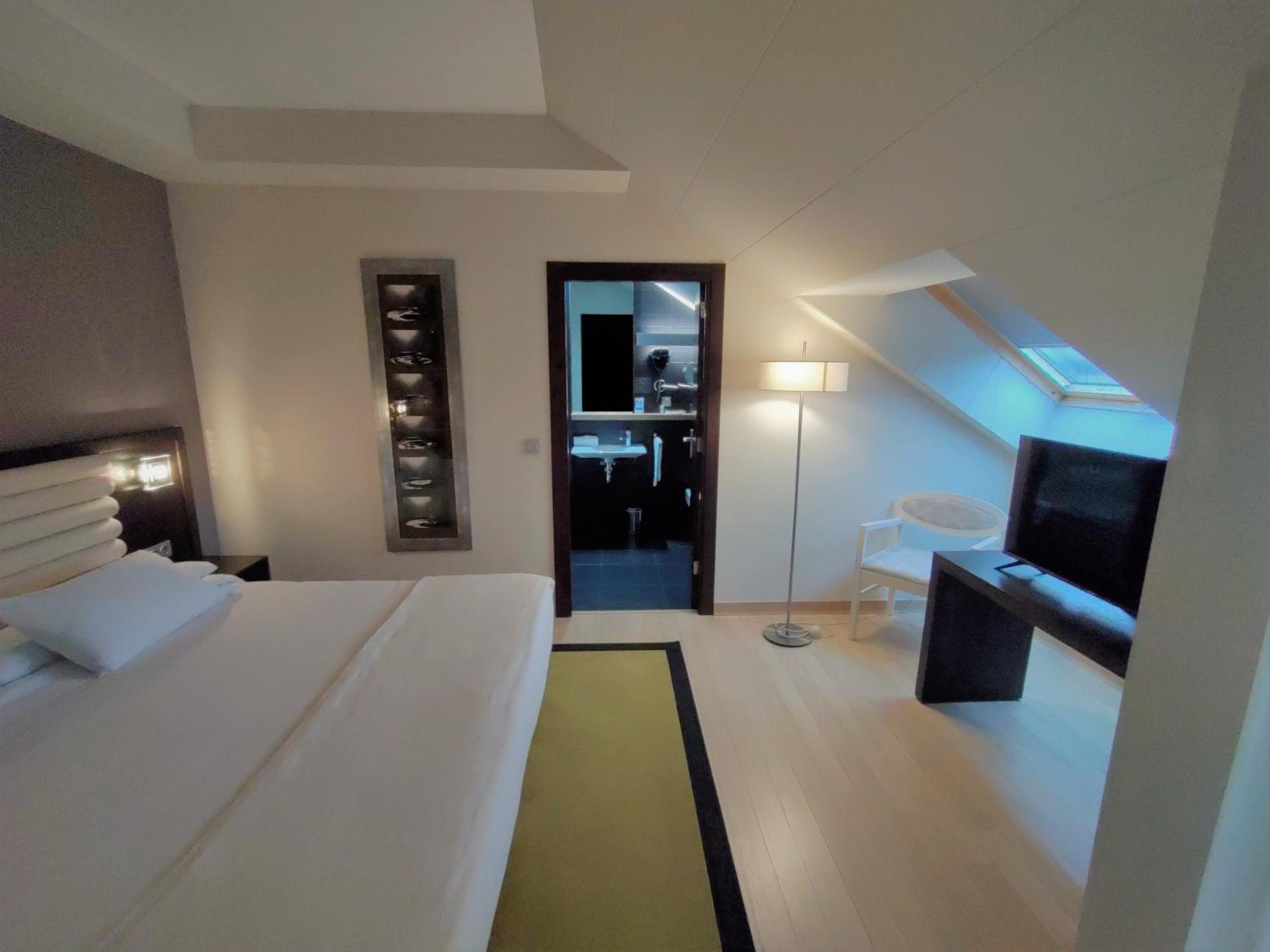Premium King Room without spa access photo 3