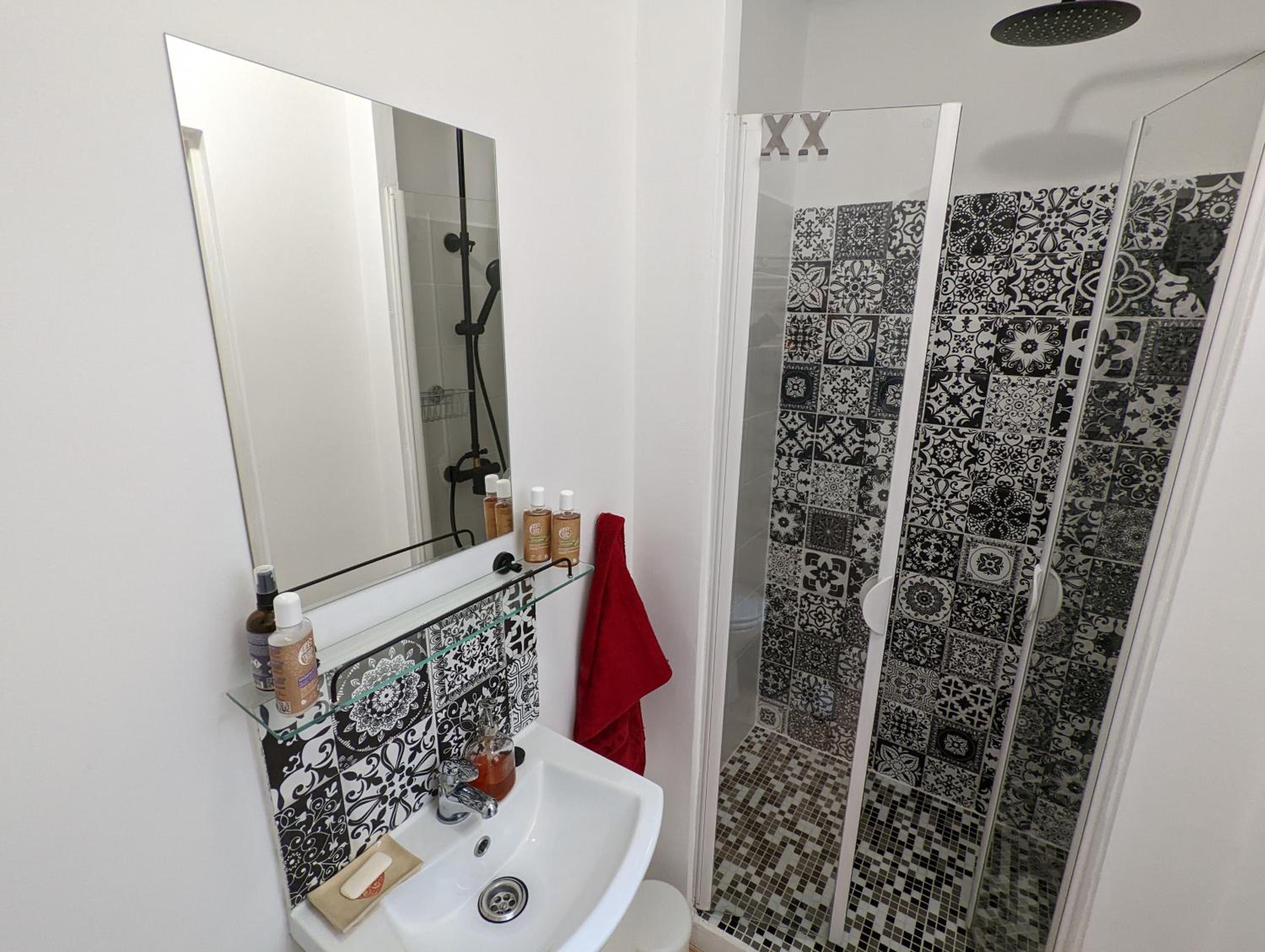 One-Bedroom Apartment - Photo 2