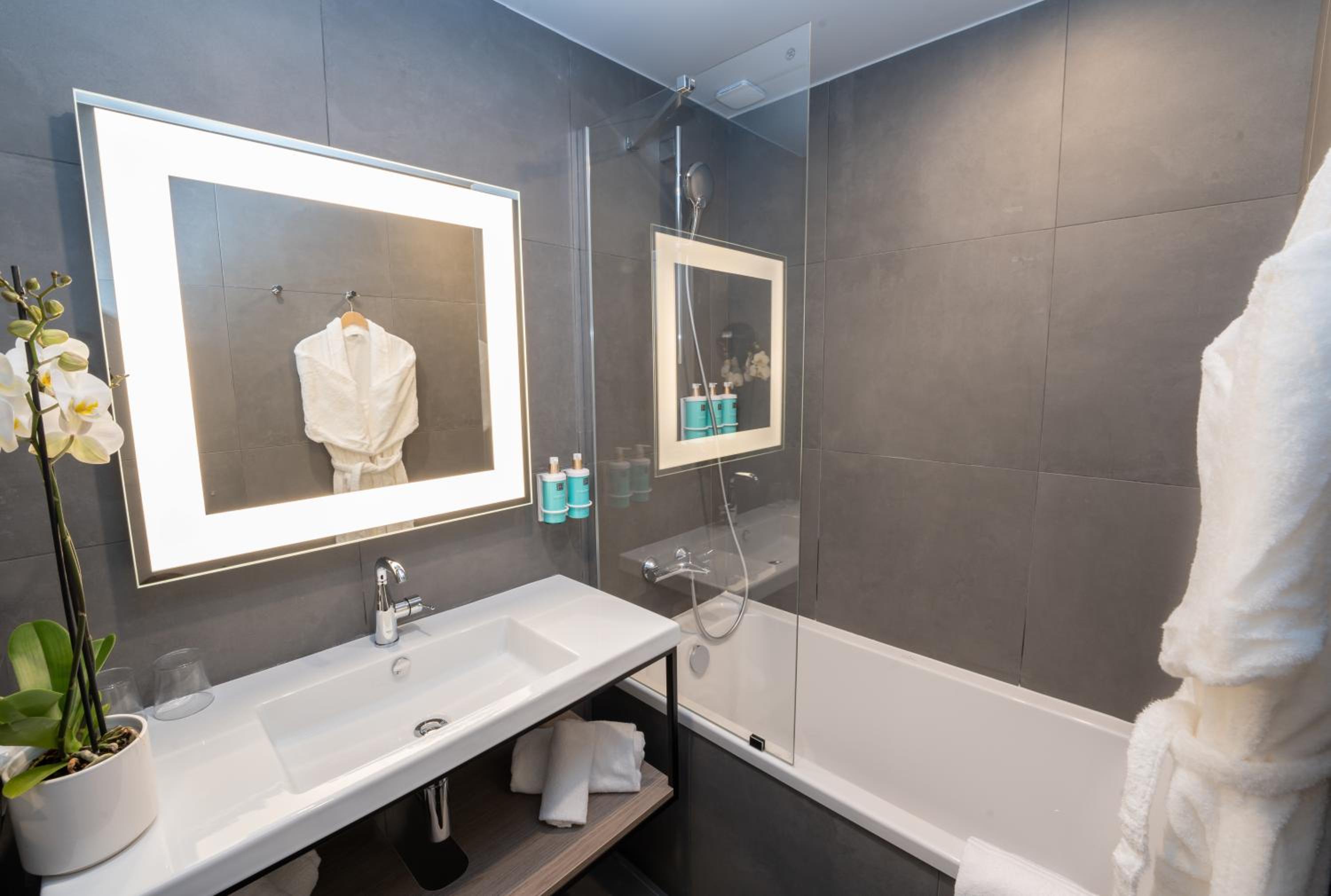 Connected Standard Family Suite - Photo 7