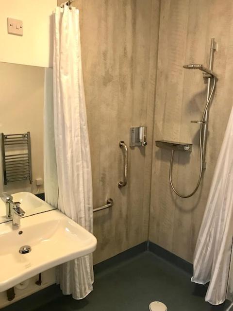 Standard King Room - Disability Access photo 3