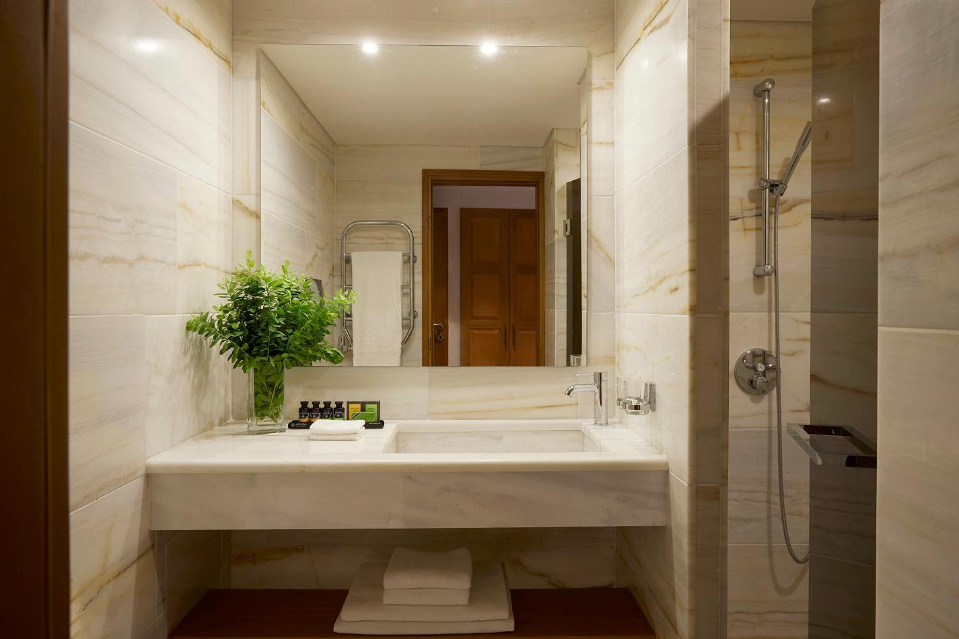 Peninsula Collection One-Bedroom Suite with Individual Pool - Photo 11