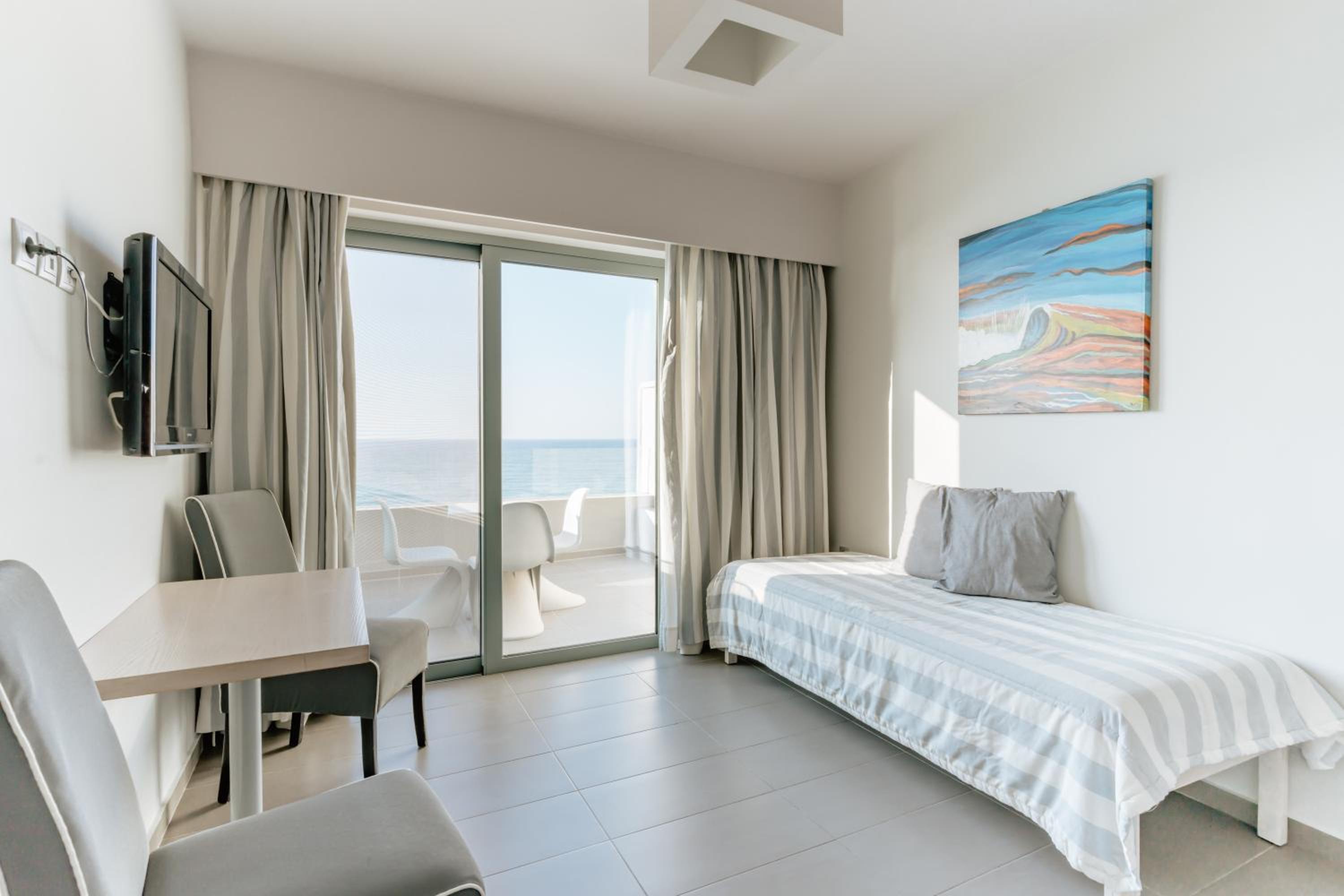 Superior Triple Room with Sea View photo 1