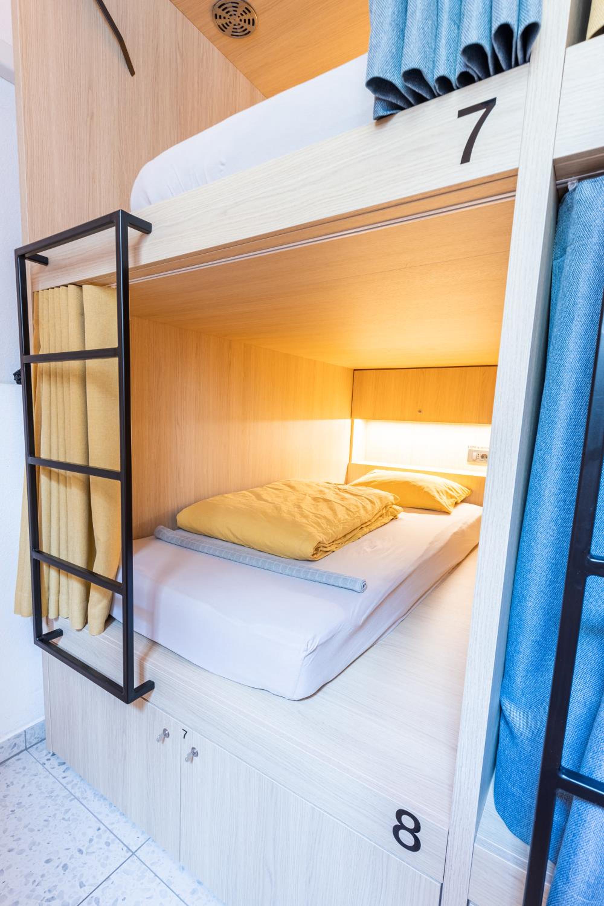 Bed in 8-Bed Dormitory Room photo 1