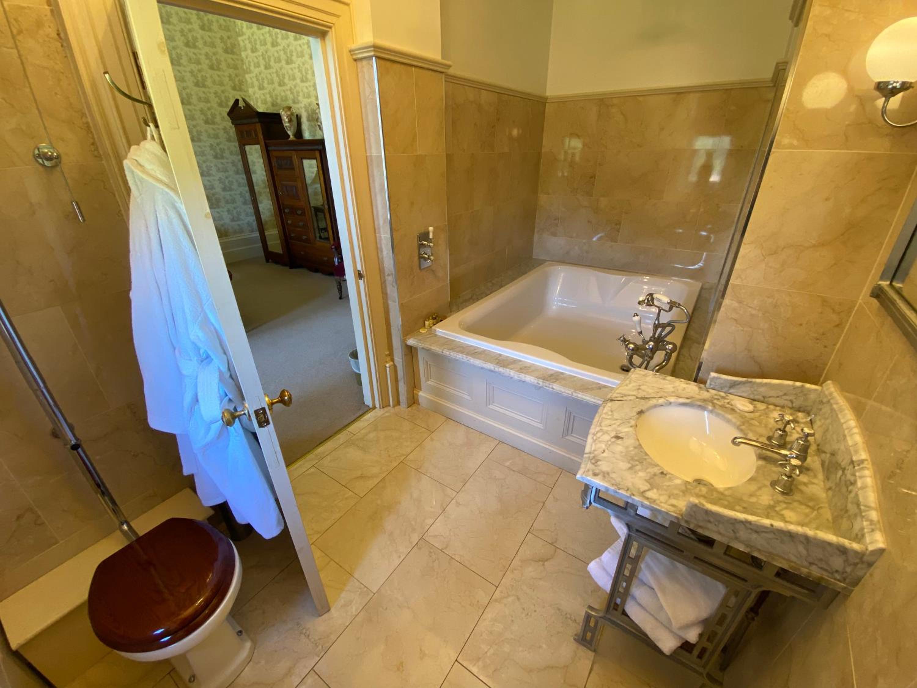 Deluxe Junior Suite photo 3