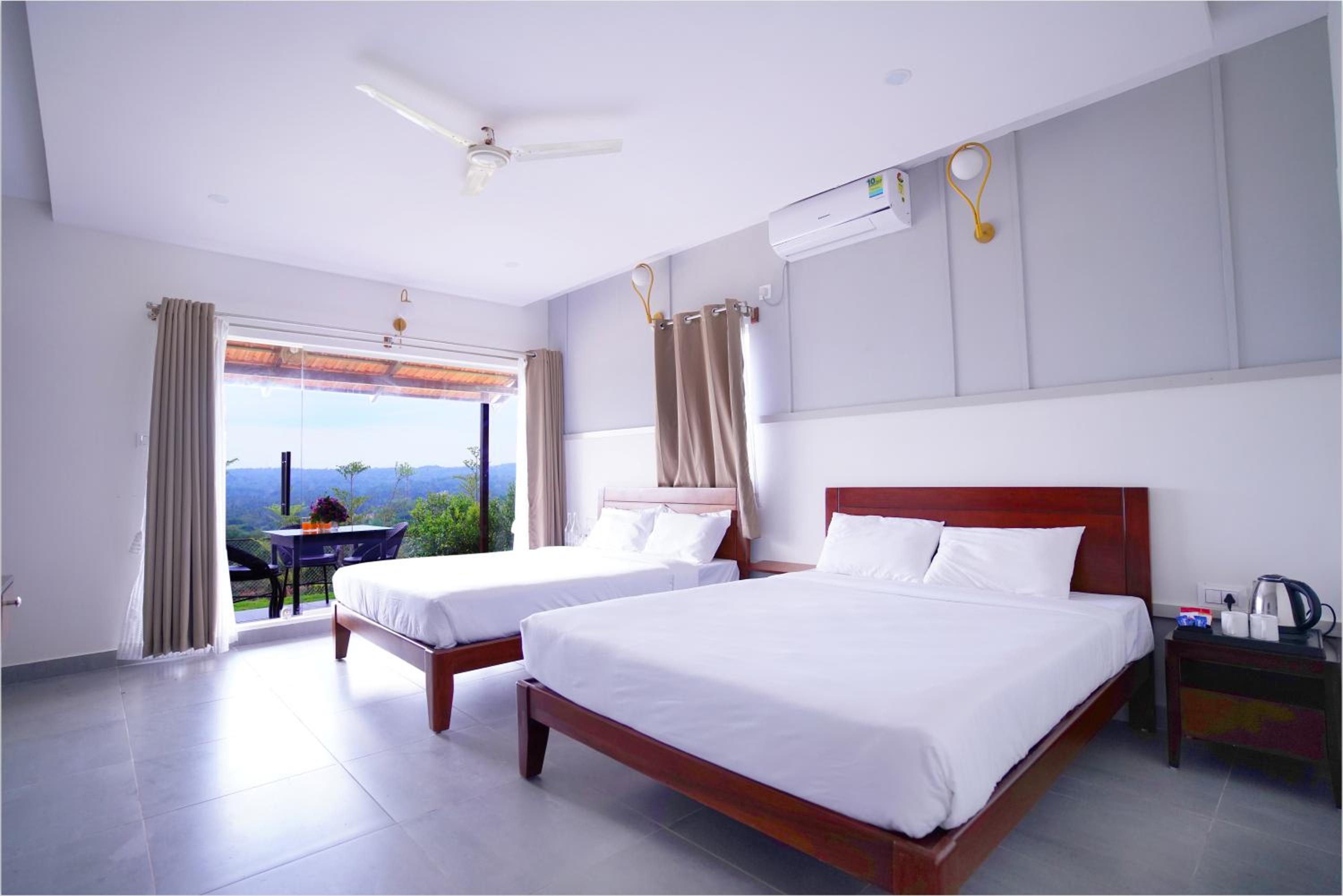 Suite with Pool View - Photo 1