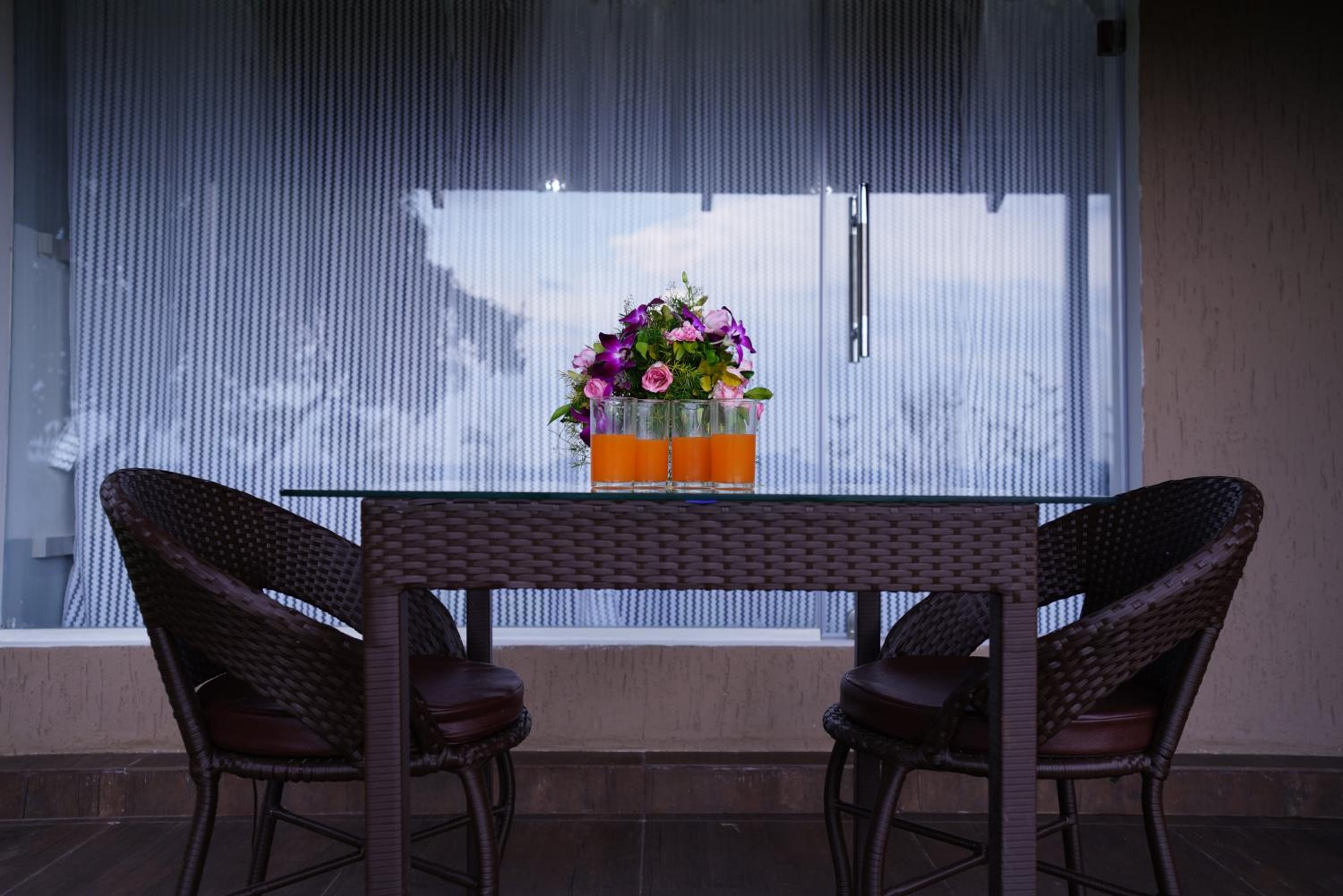 Suite with Pool View - Photo 12