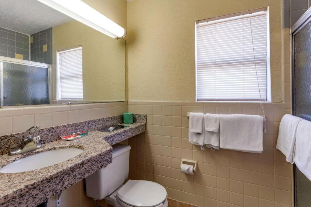 Double Room with Two Double Beds - Non-Smoking - Photo 2