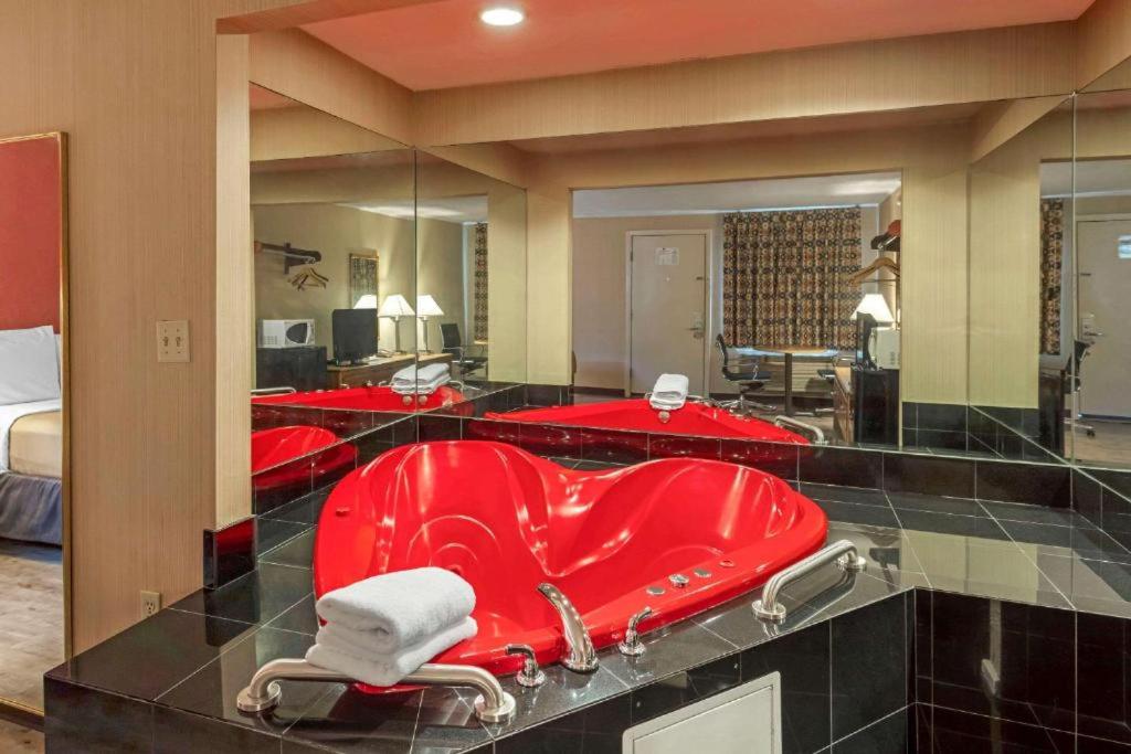 Large King Room with Hot Tub - Smoking - Photo 2