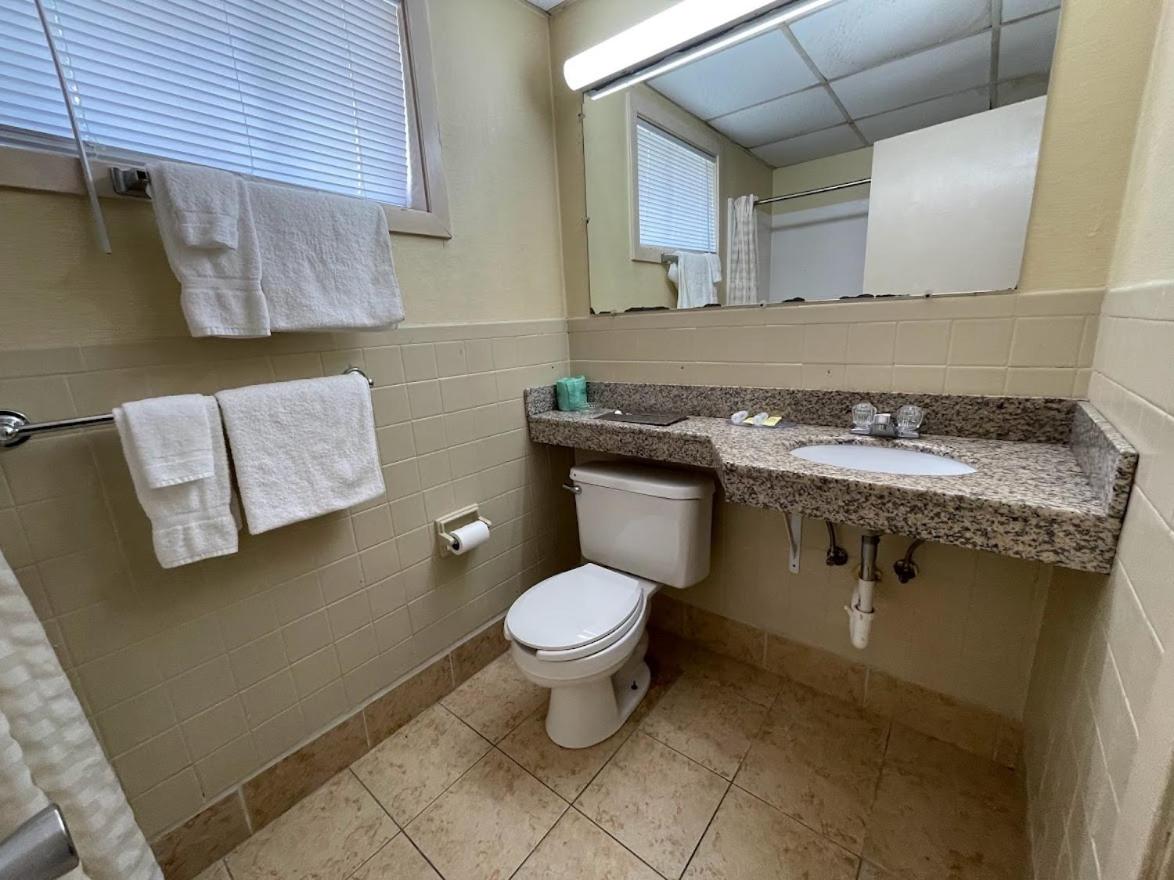 King Room - Non-Smoking - Photo 2