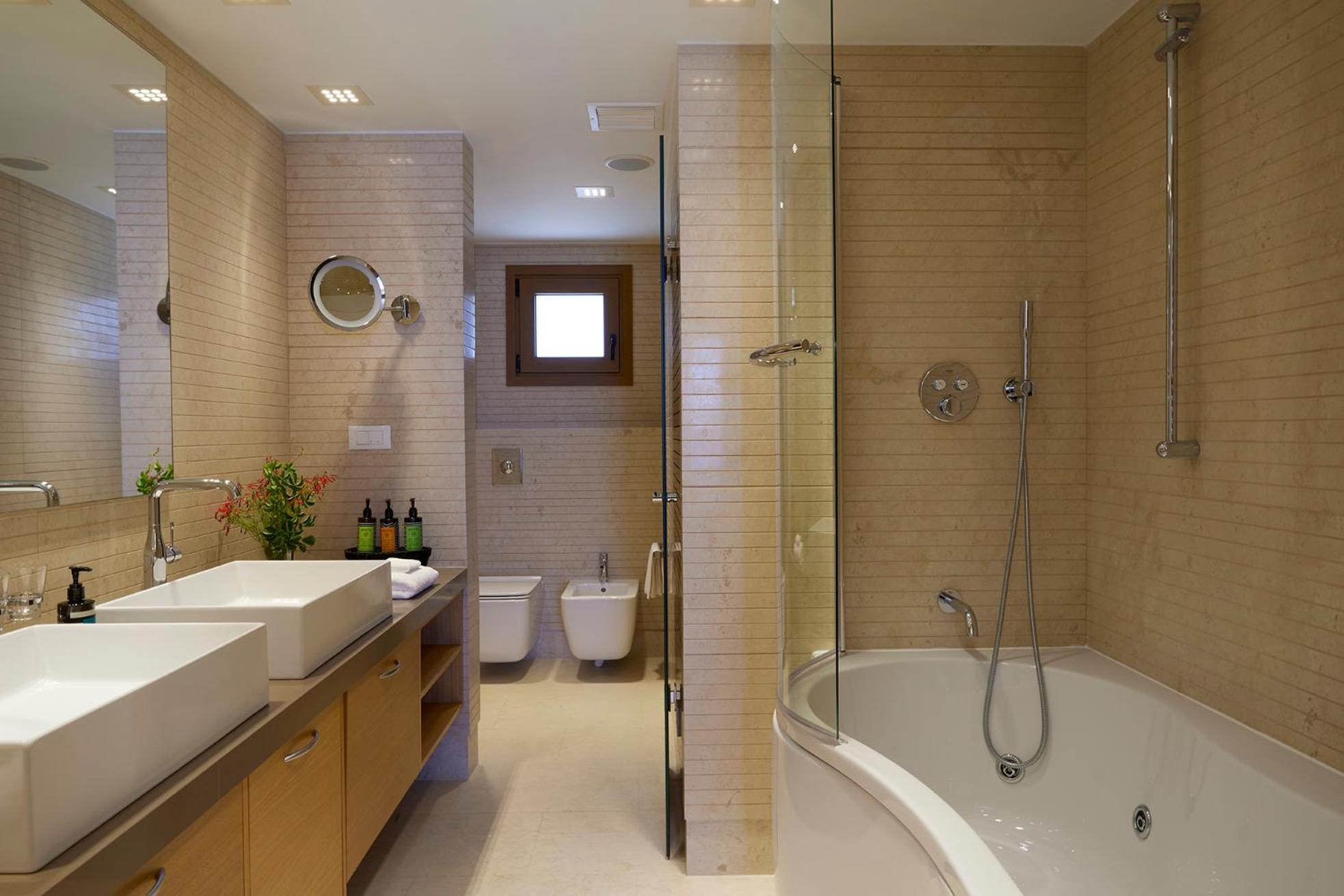 Gravousa Diamond Residence Four-Bedroom with Private Pool - Photo 4