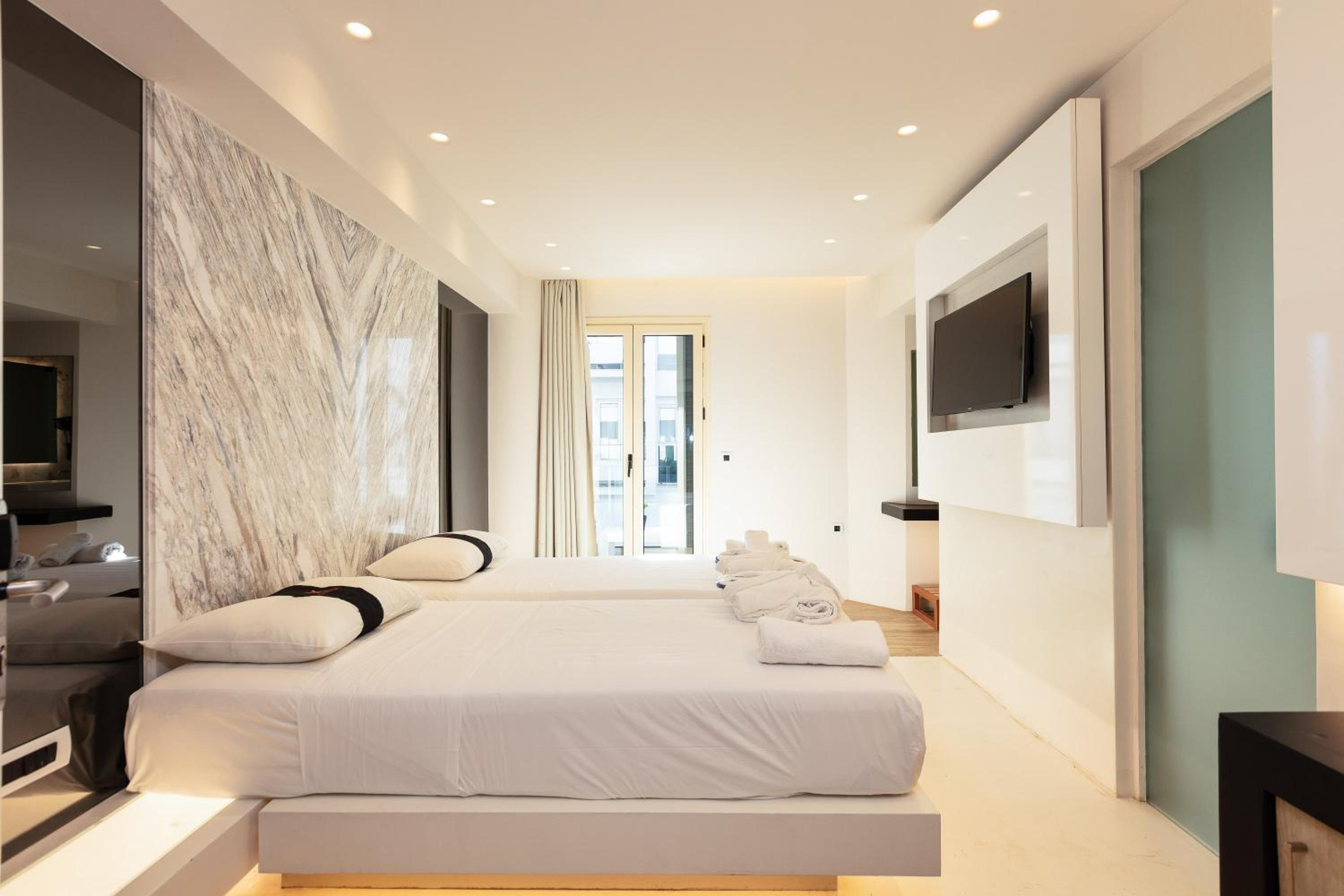 Junior Suite with Side Sea View