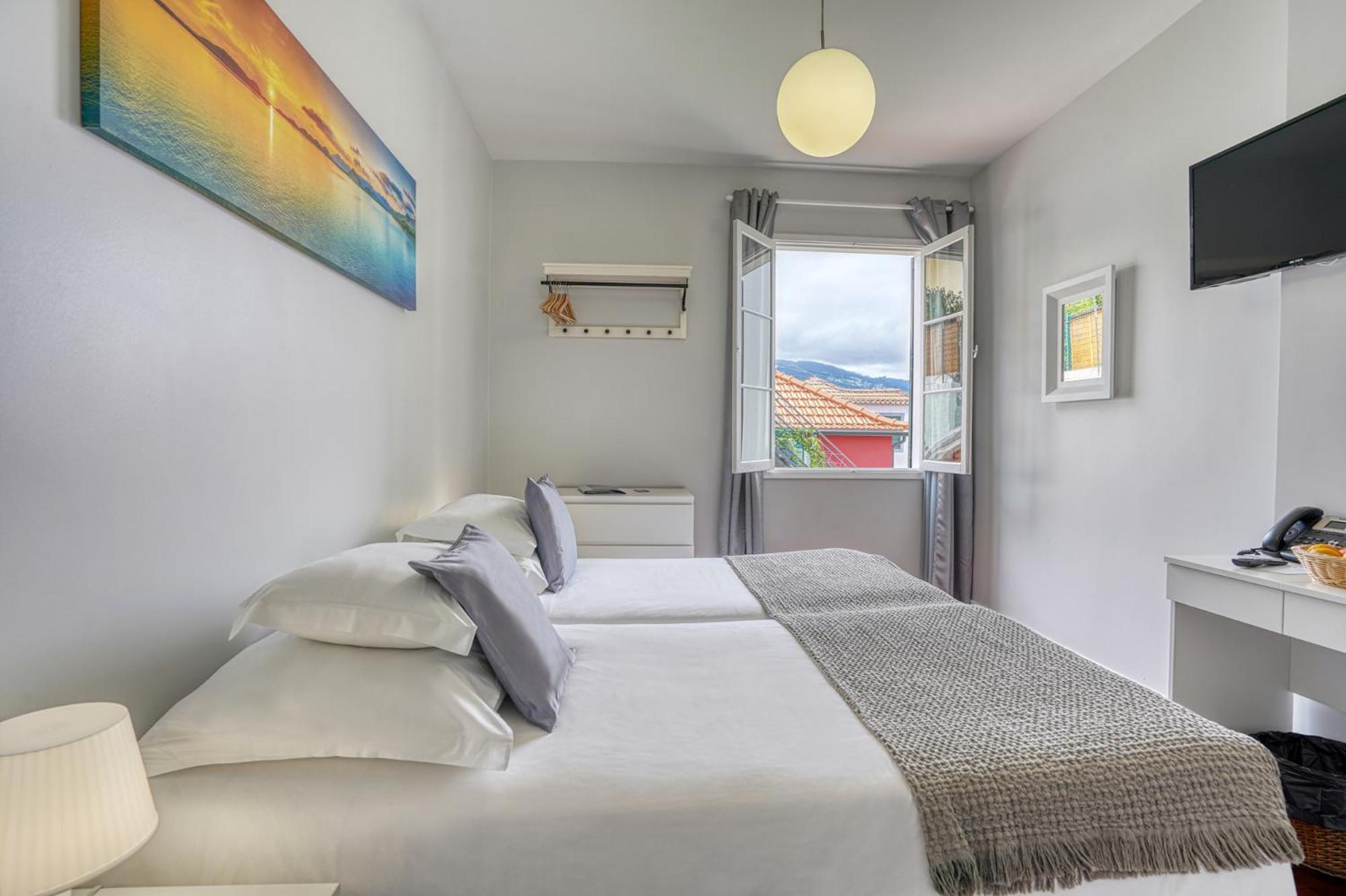 Standard Twin Room - Photo 4