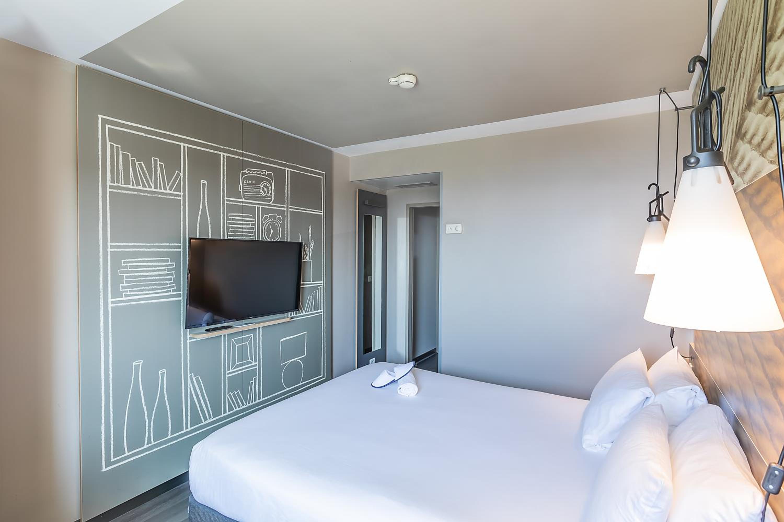 Superior Double Room with Sea or River View thumbnail 5
