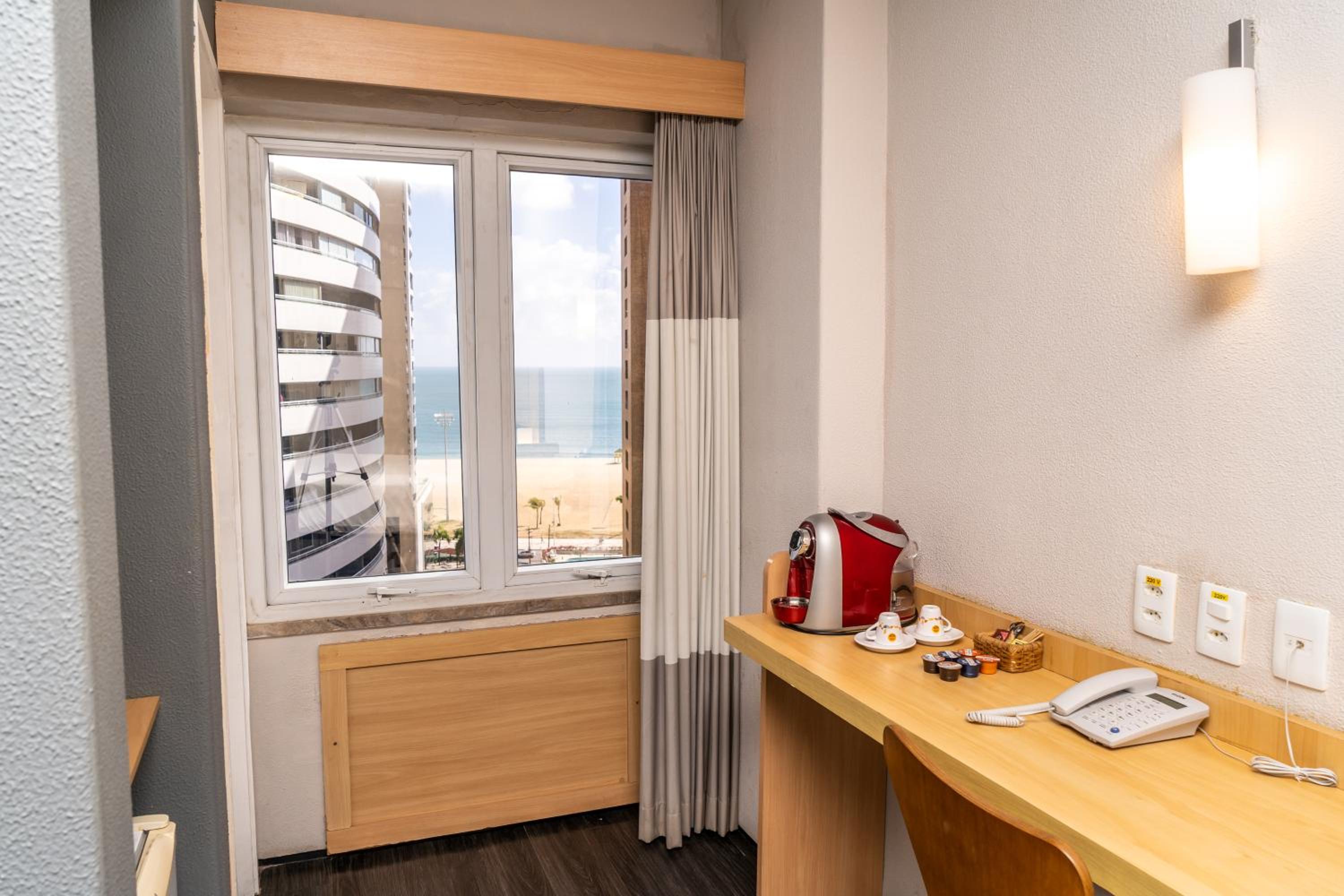 Queen Room with Partial Sea View photo 2