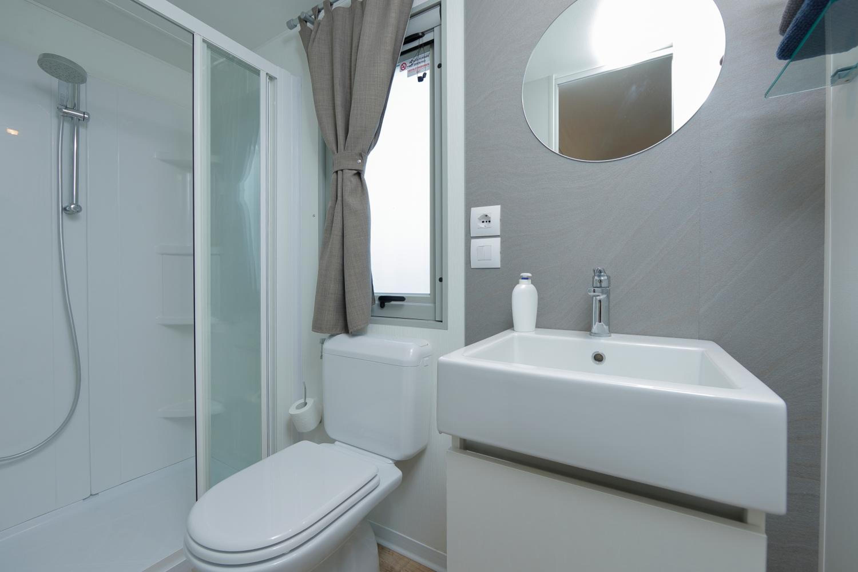 Superior Bungalow - Photo 13