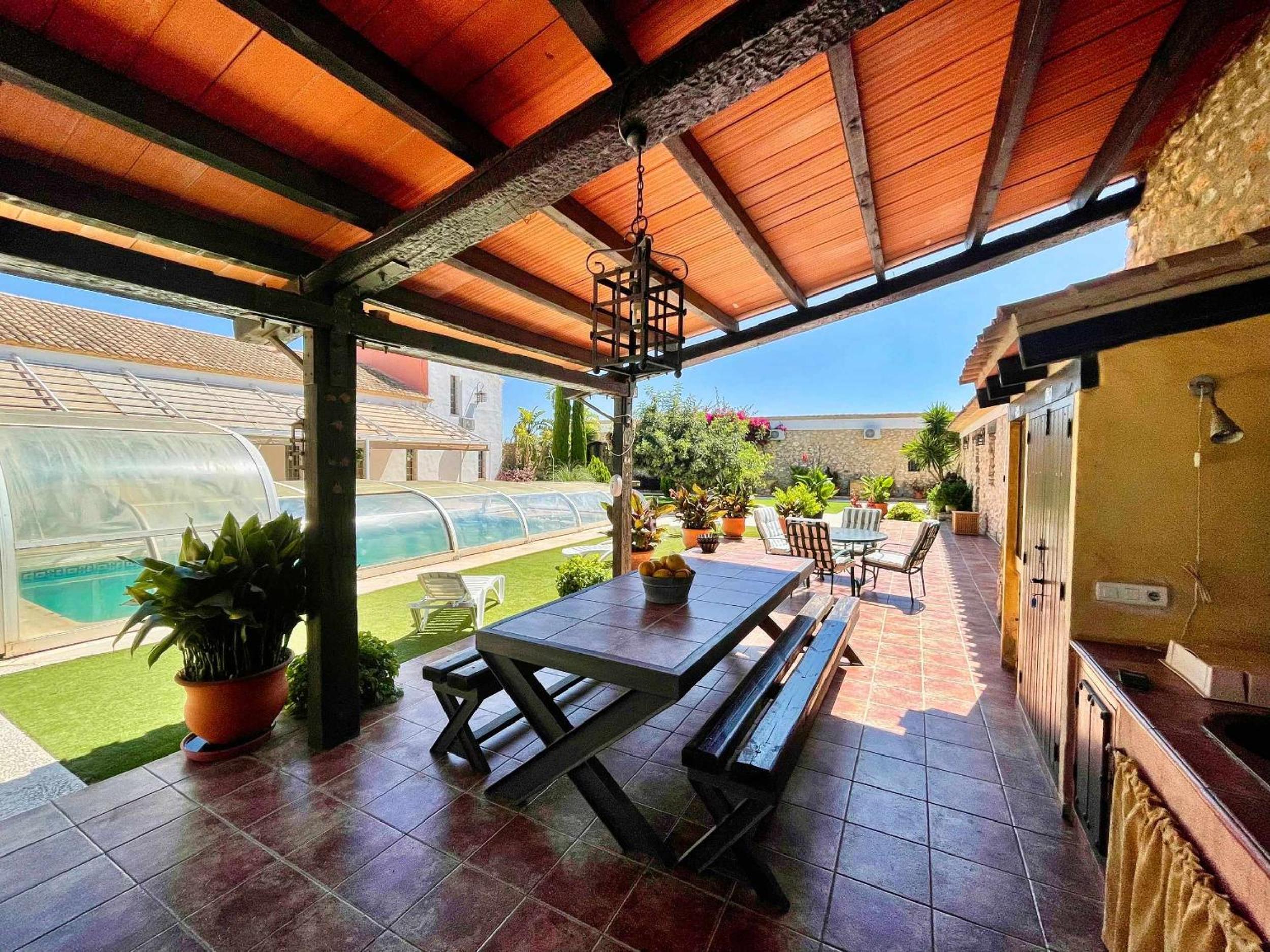 Eight-Bedroom House photo 2