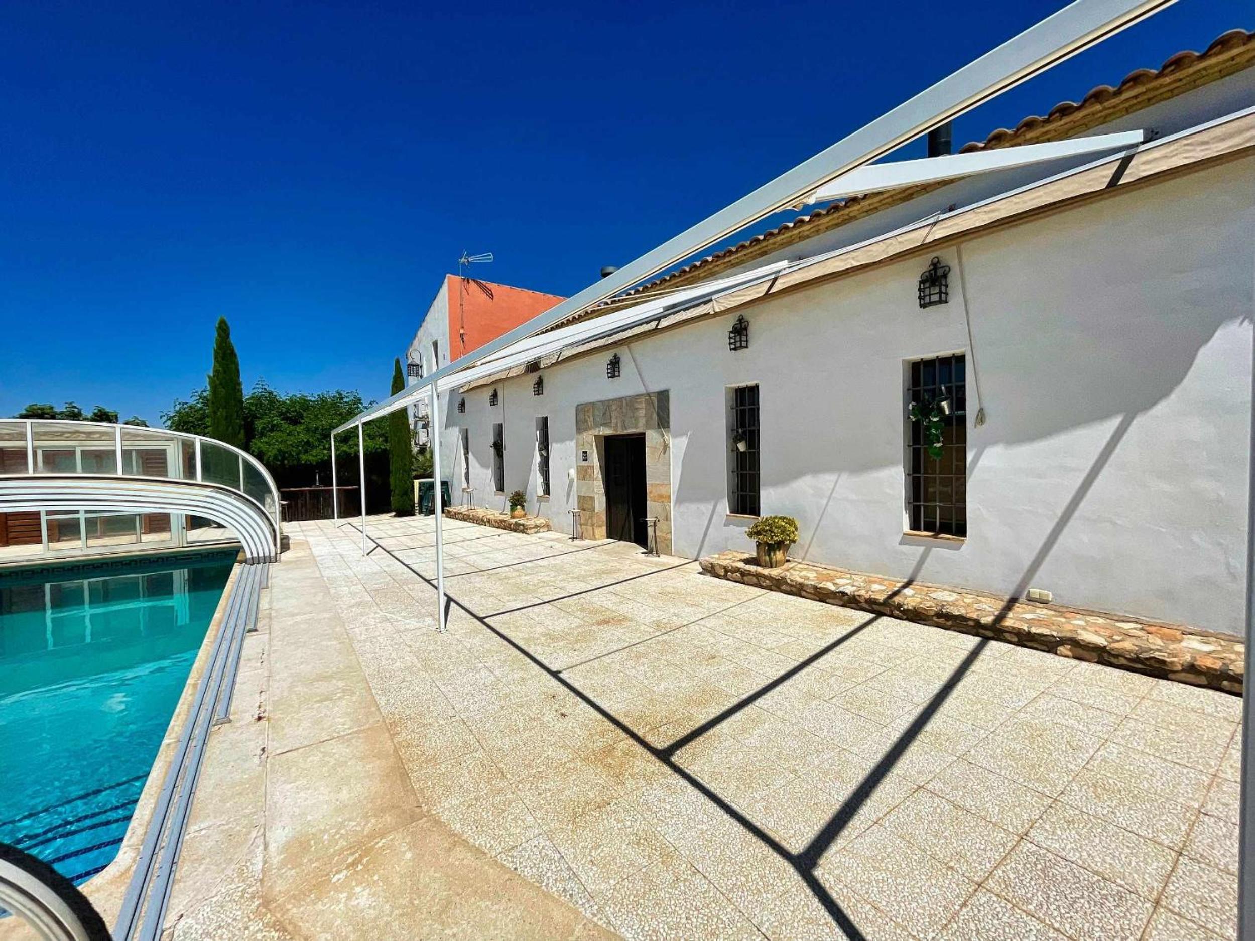 Eight-Bedroom House photo 3