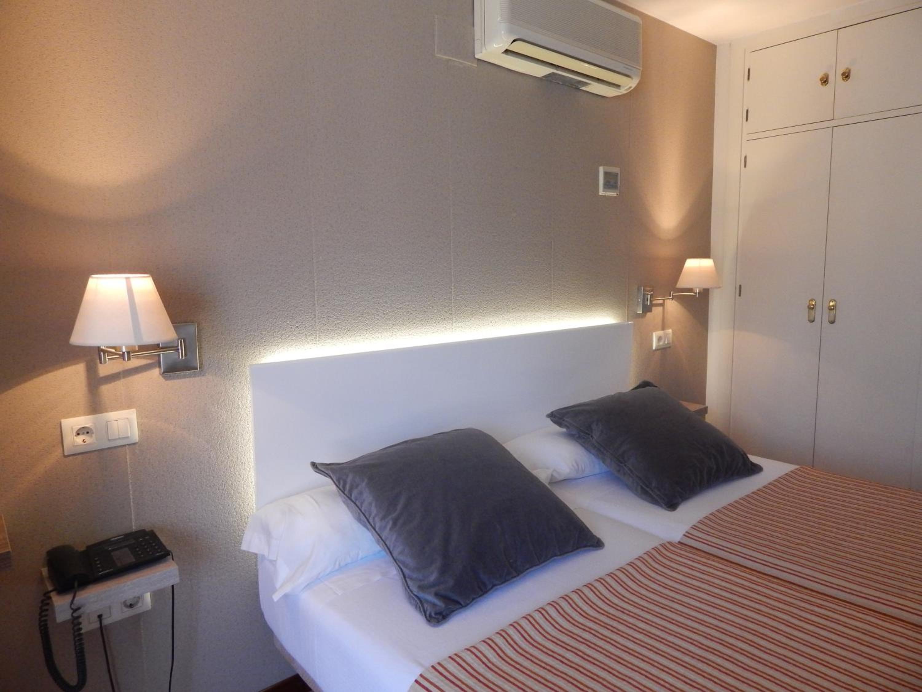 Twin Room - Photo 13