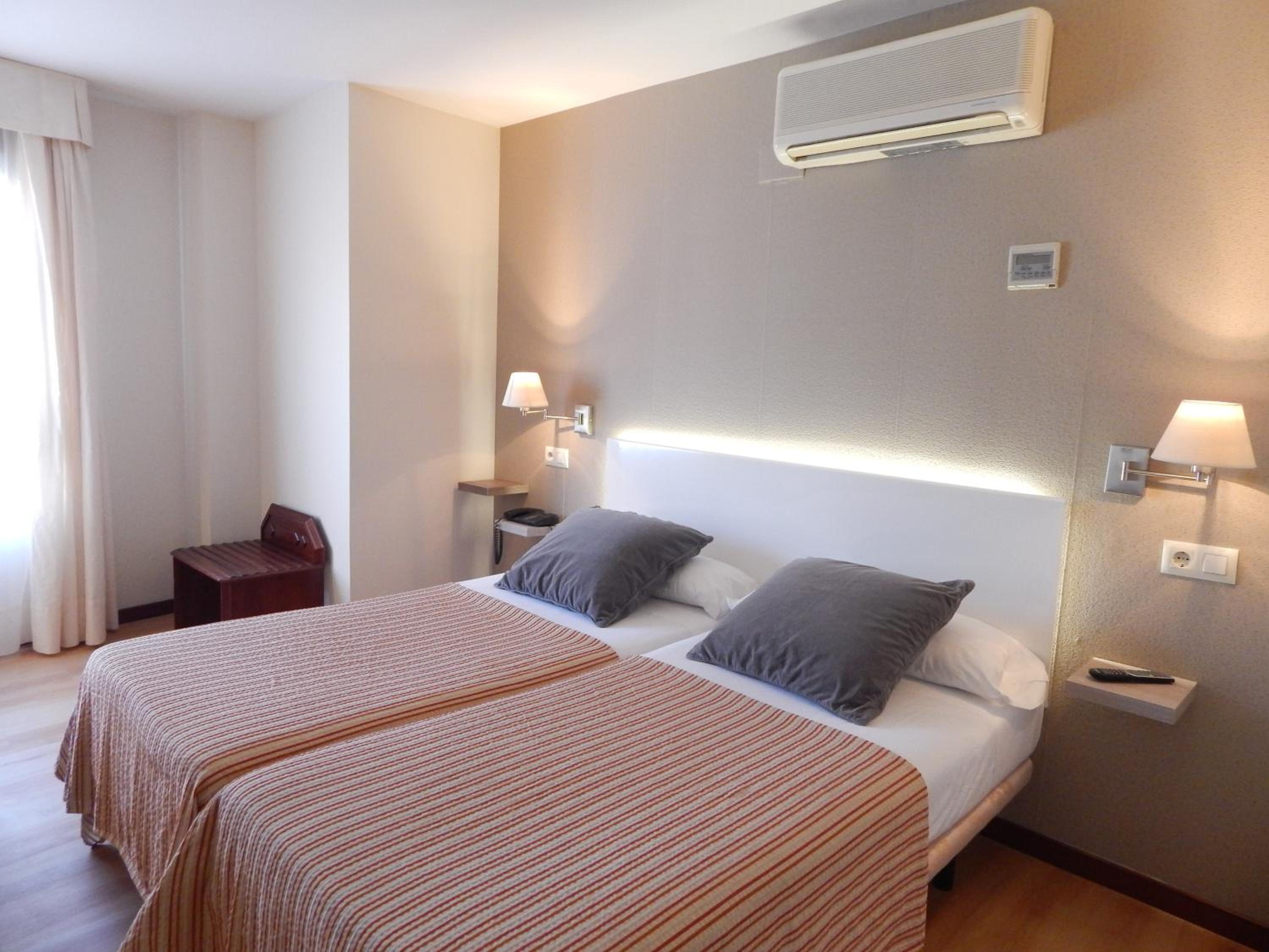 Twin Room - Photo 1