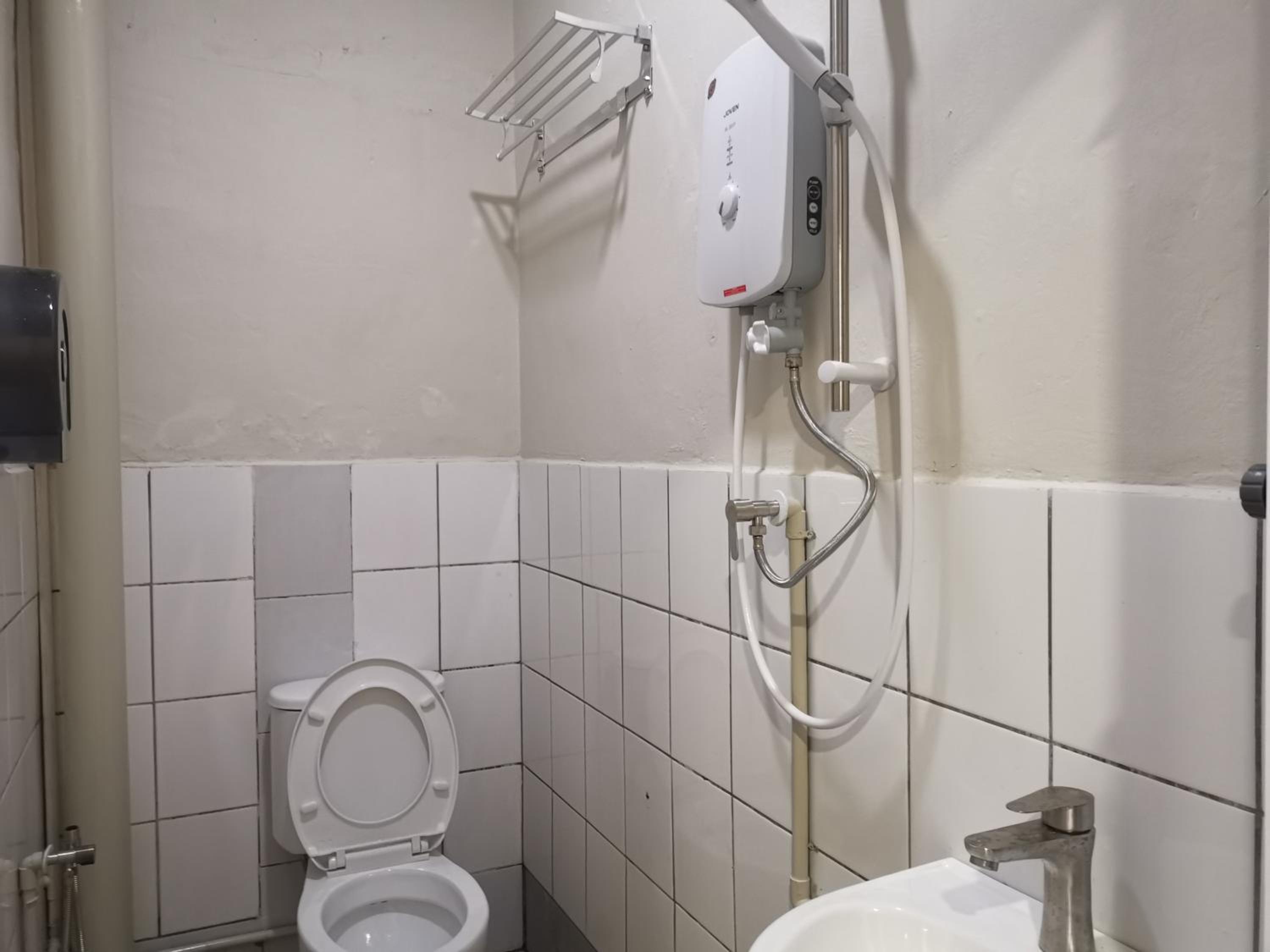 Queen Room with Shared Bathroom photo 1