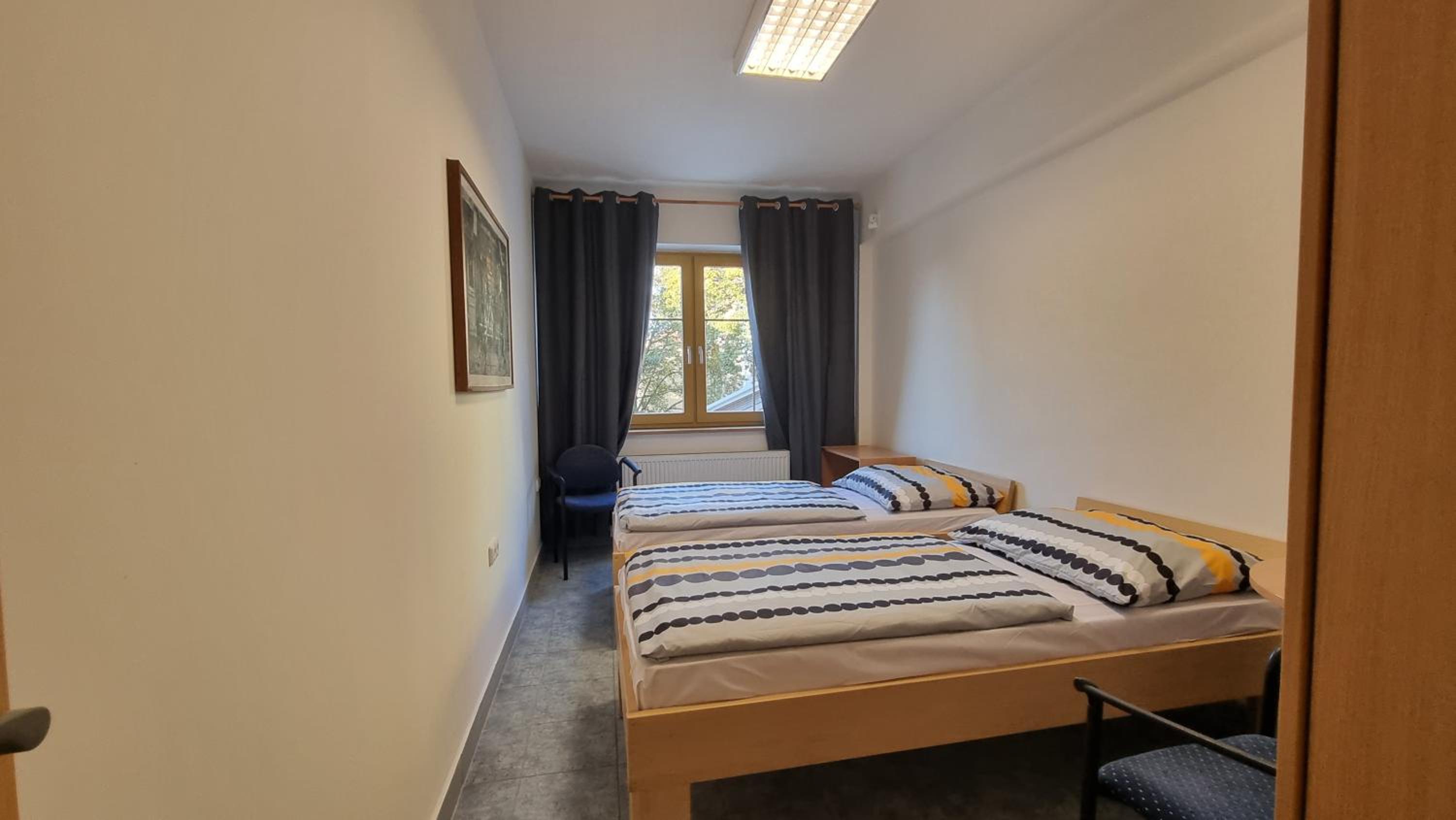 Twin Room with Private Bathroom - Photo 3
