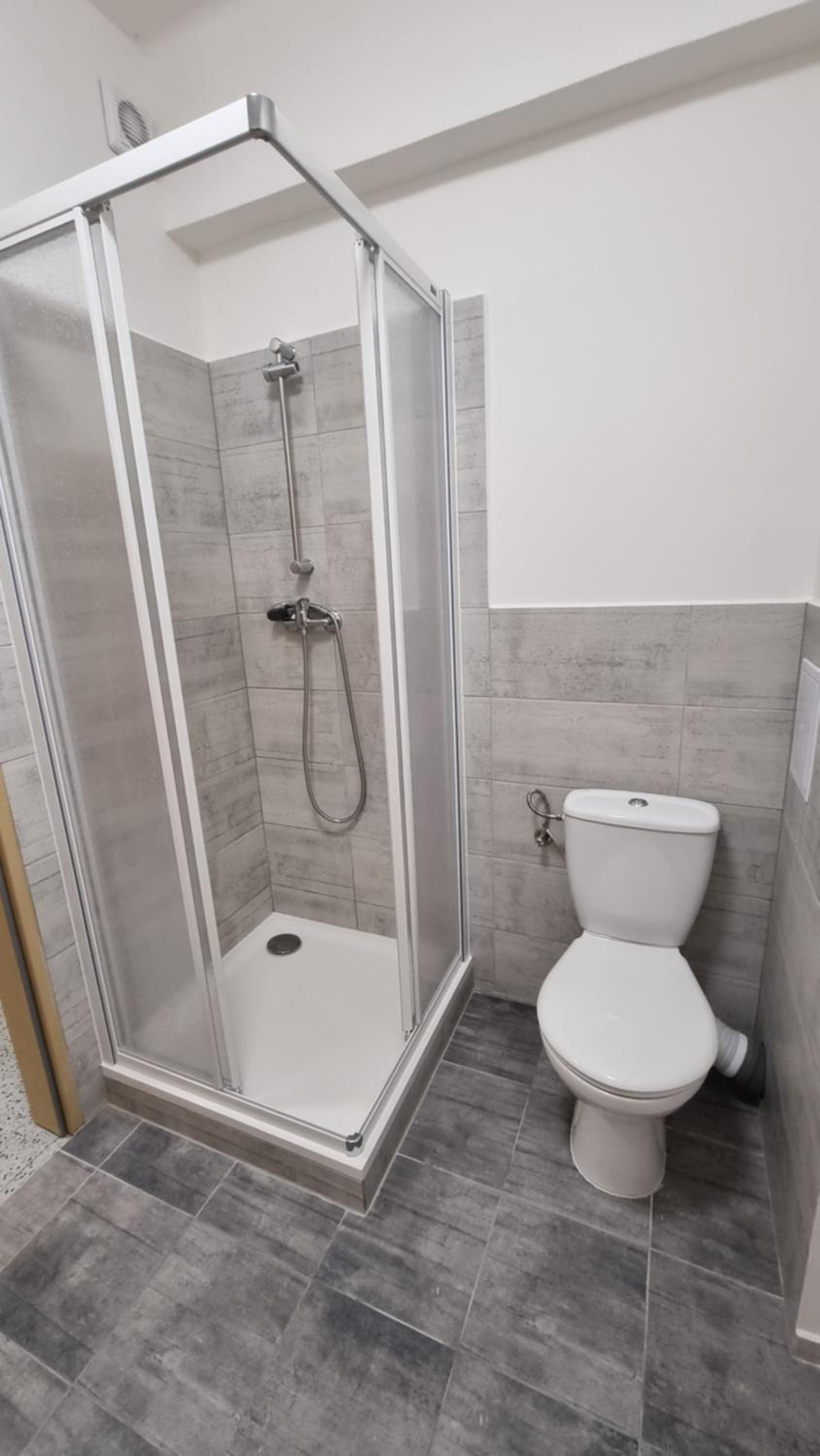 Twin Room with Private Bathroom - Photo 4