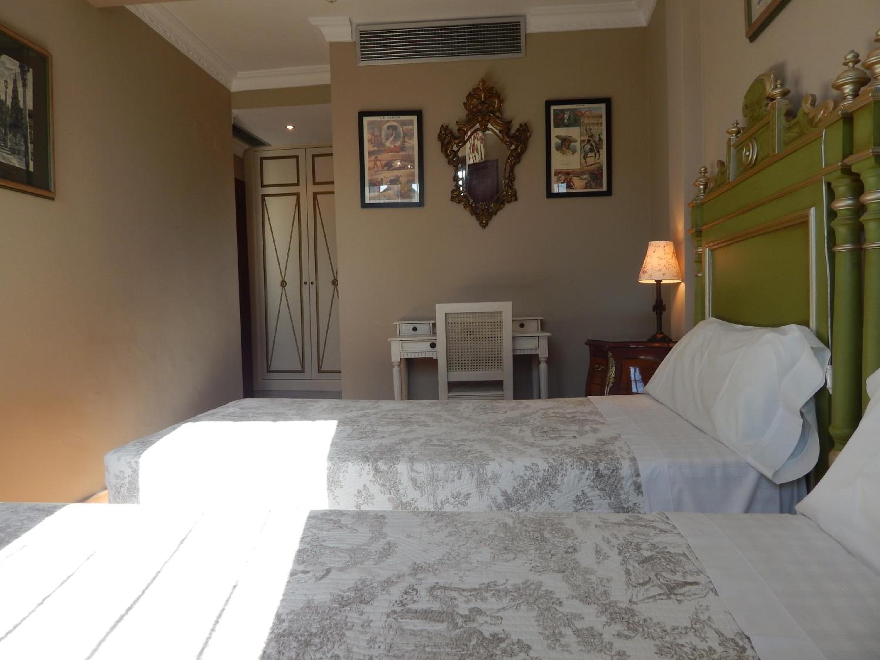 Double or Twin Room with View - Photo 4