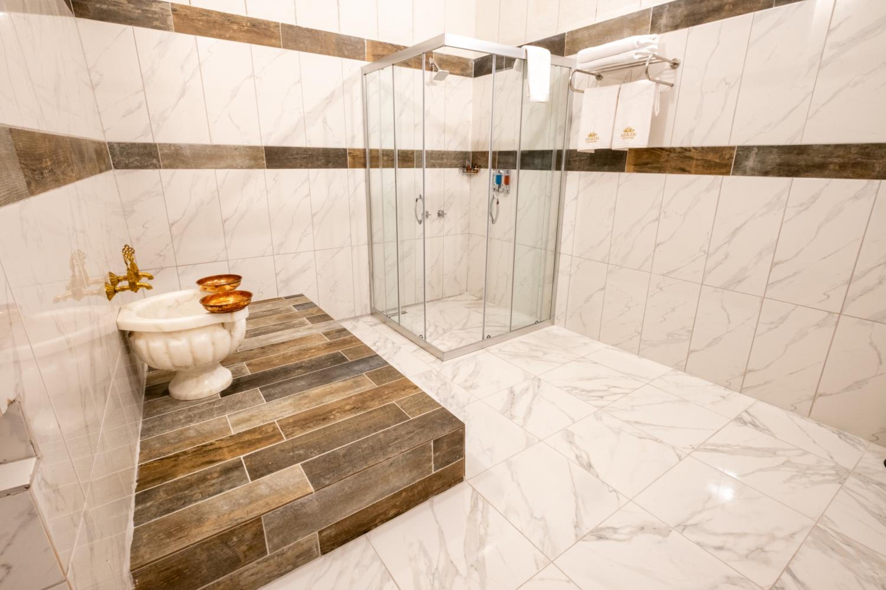 Superior Suite - Photo 5
