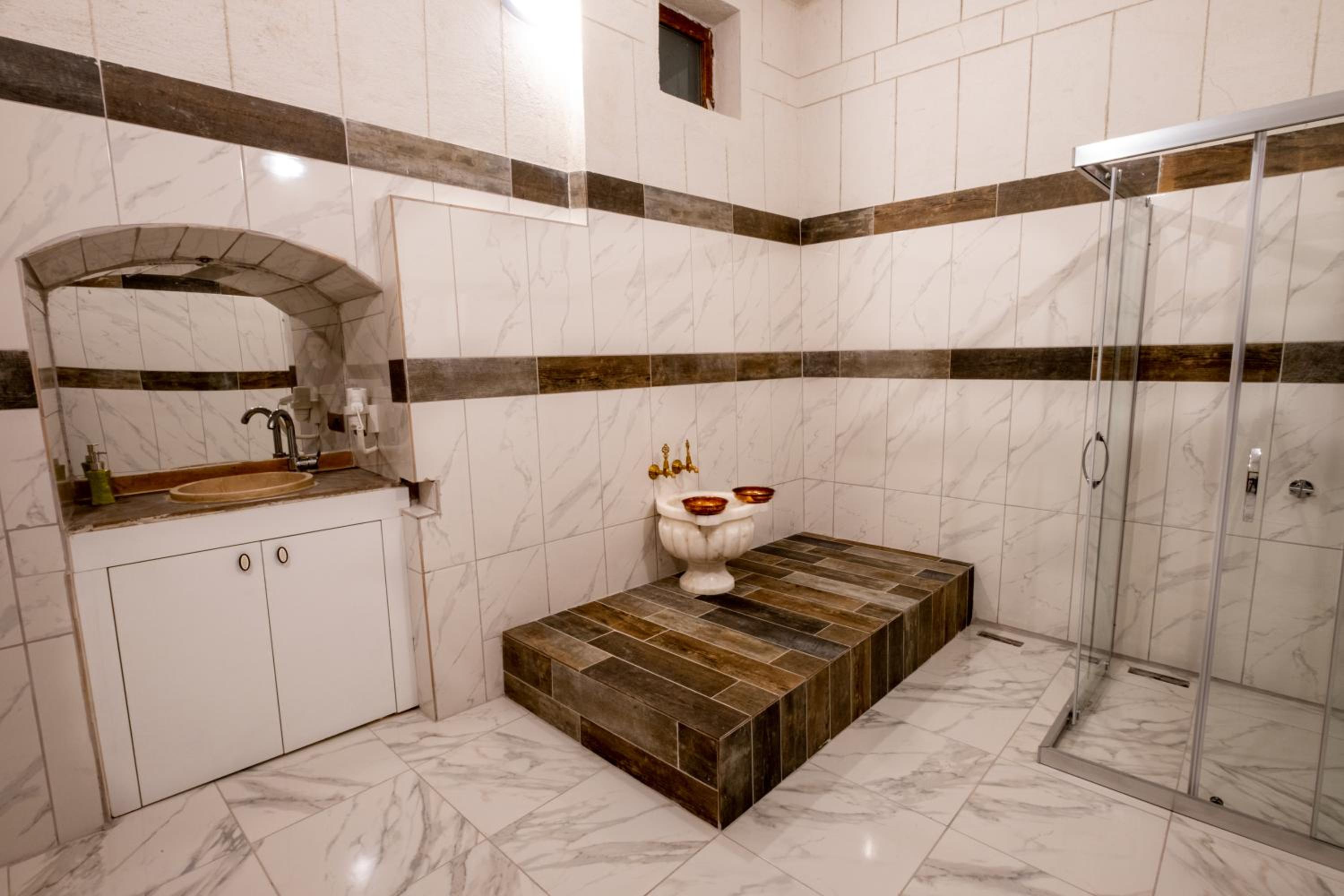 Superior Suite - Photo 3