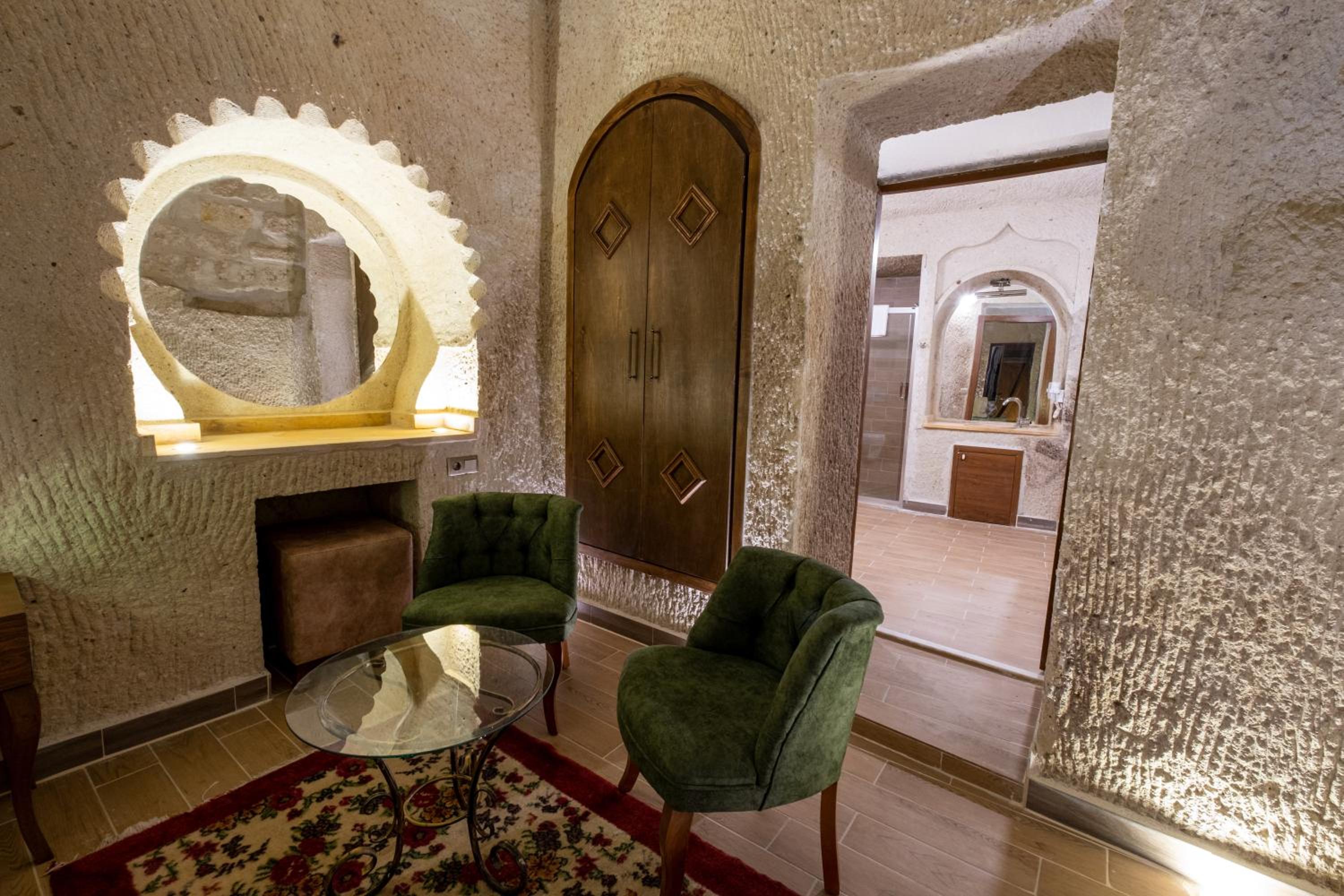 Deluxe Junior Suite - Photo 8