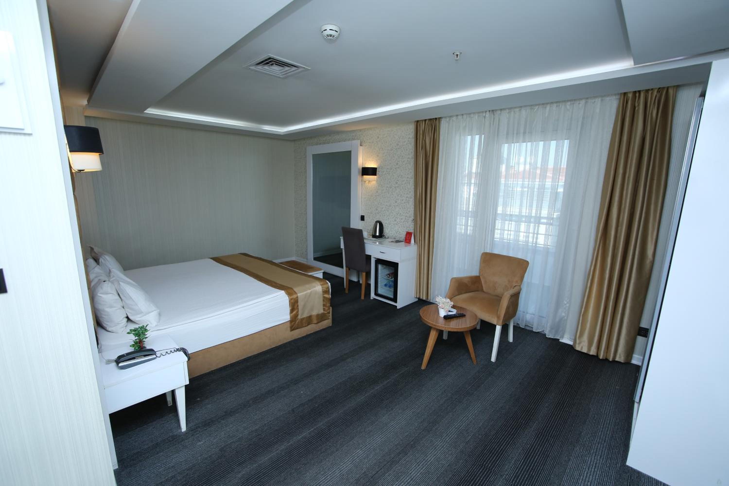 Deluxe Room - Photo 9