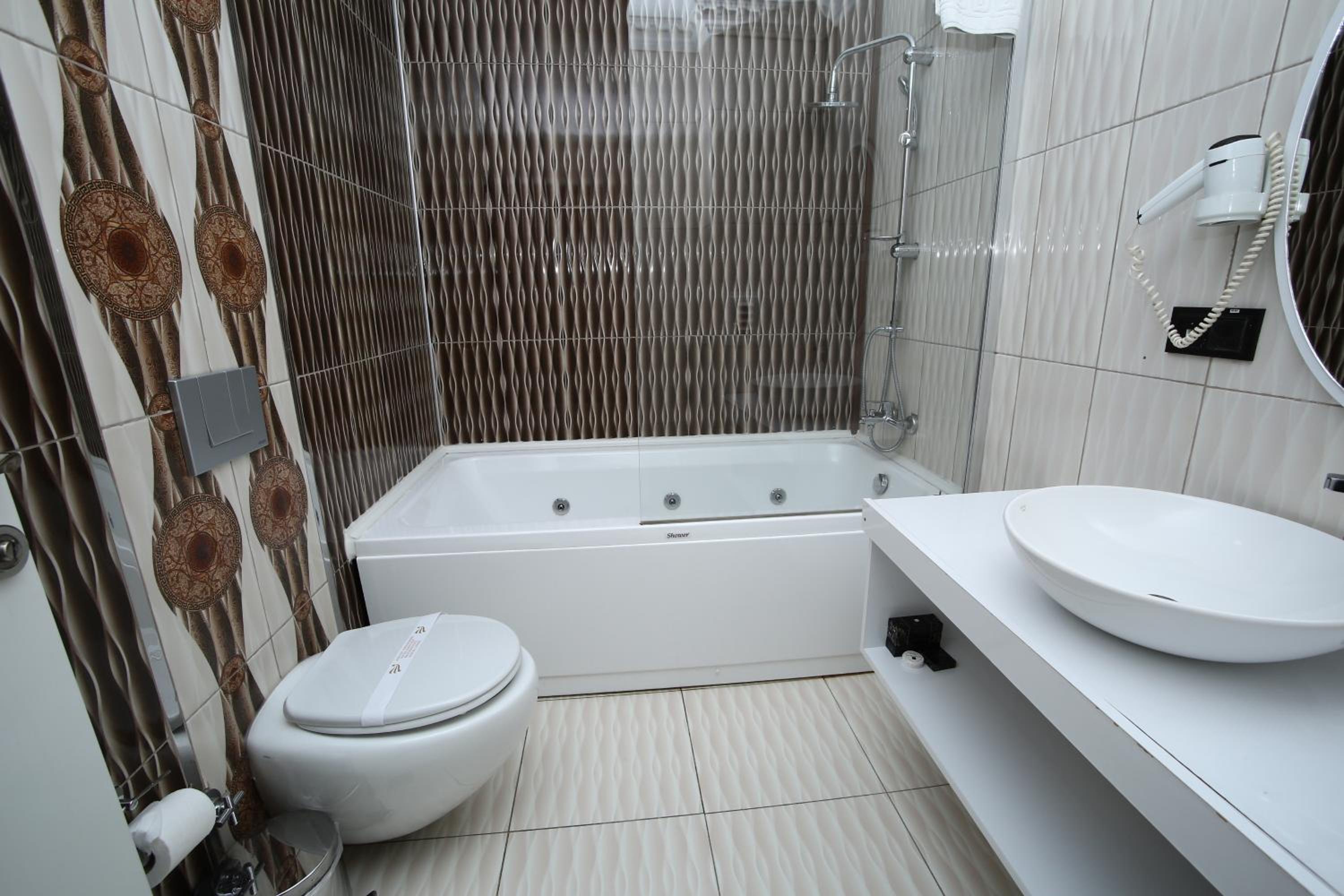 Suite with Balcony - Photo 3