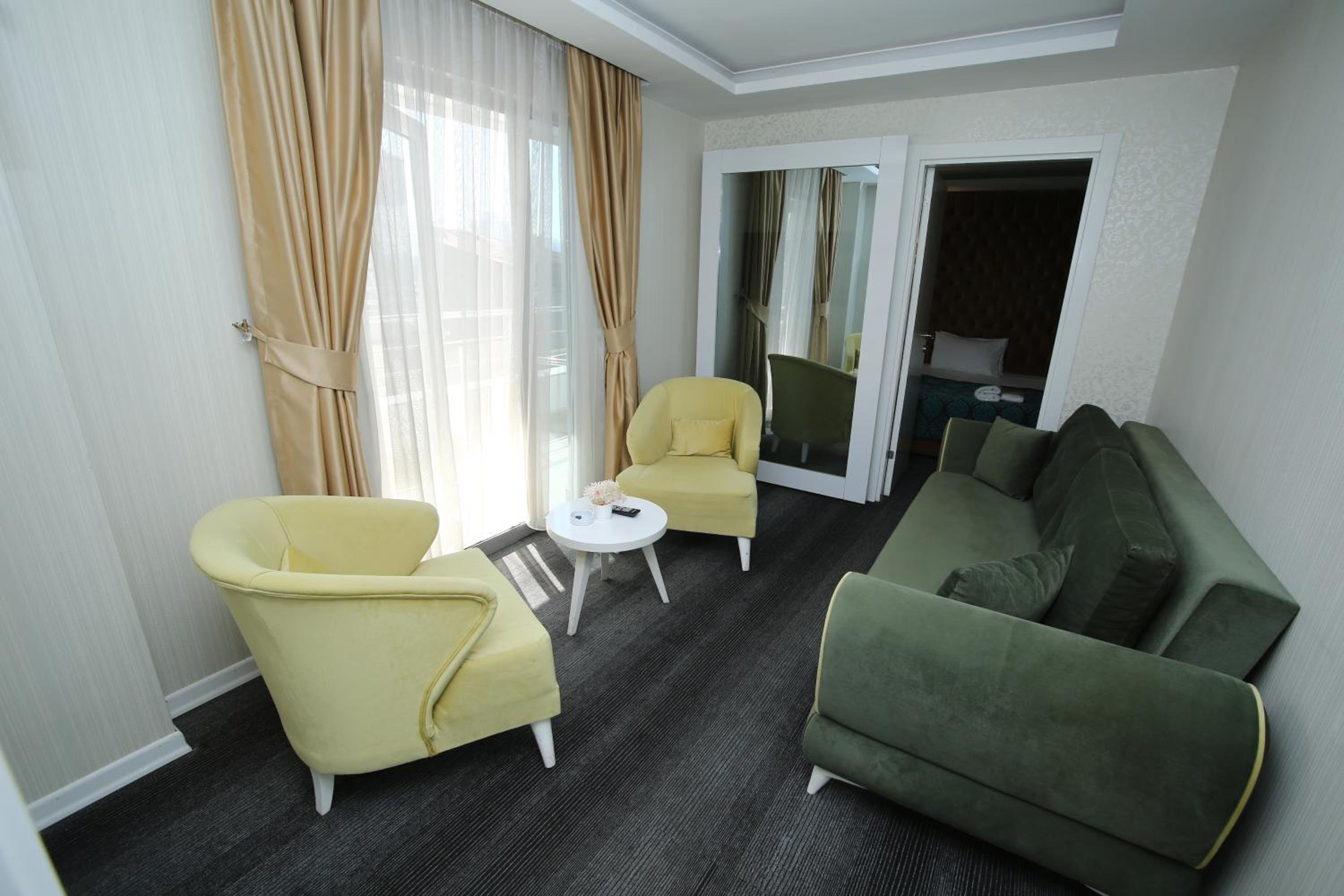 Suite with Balcony - Photo 2