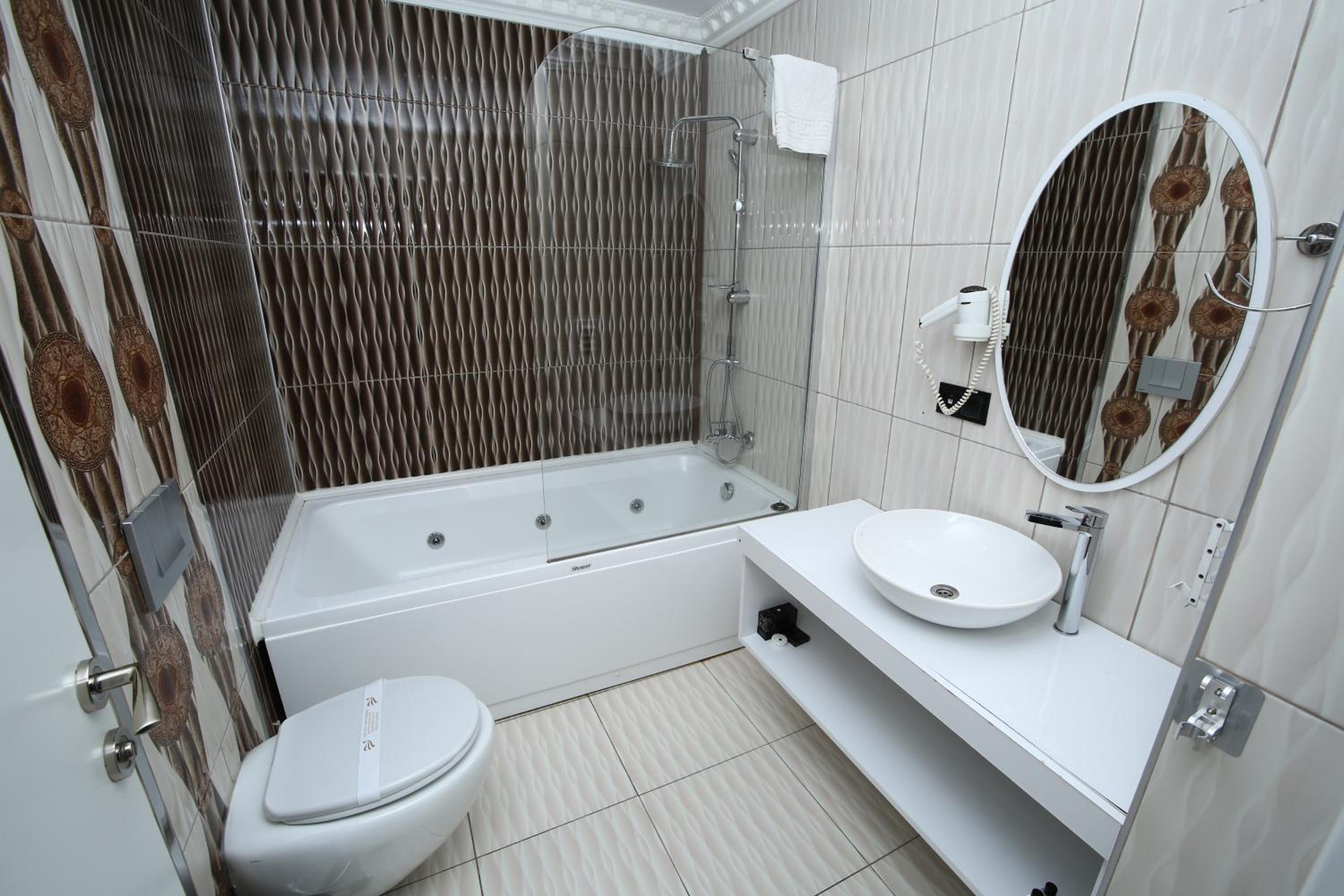 Suite with Balcony - Photo 6