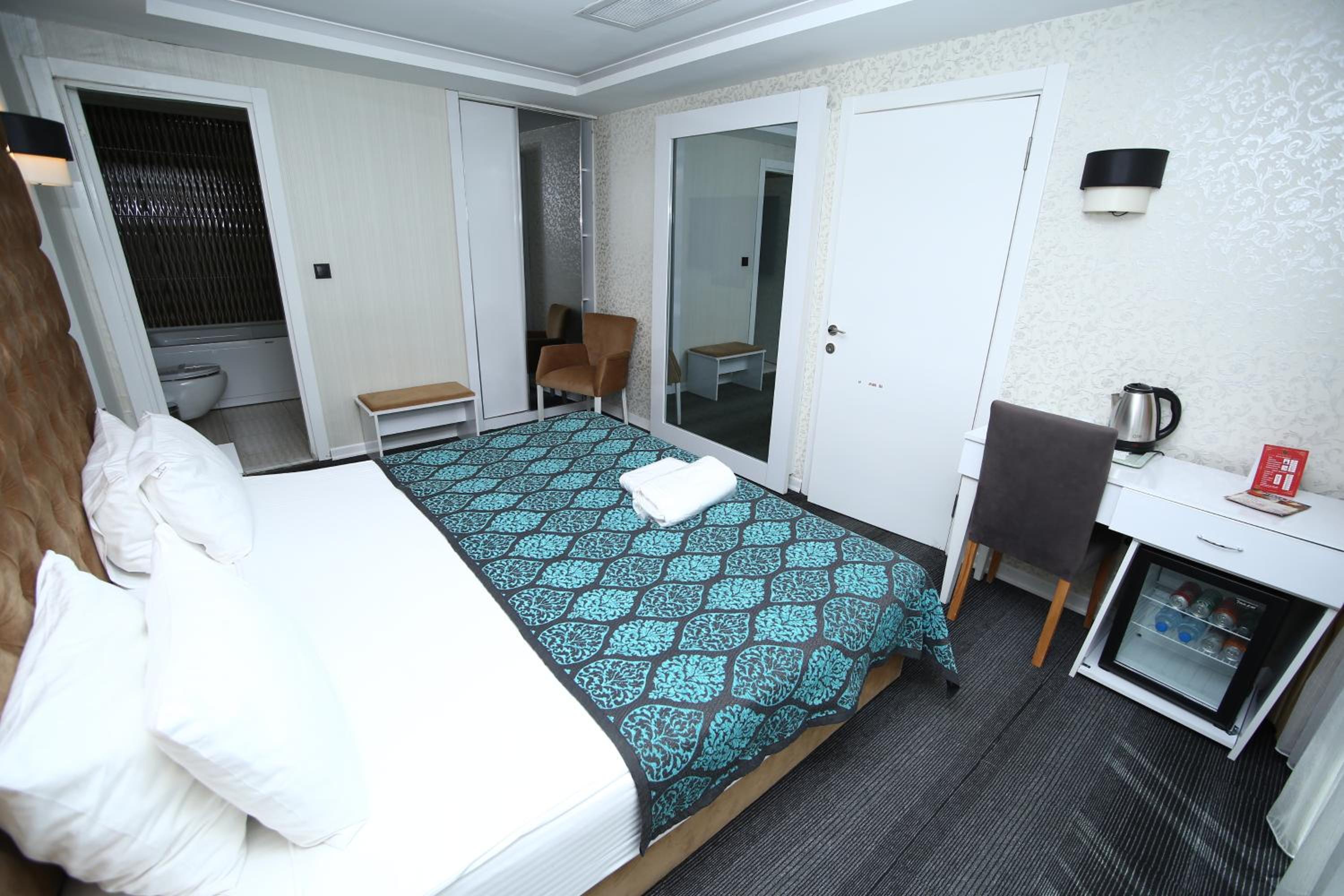 Suite with Balcony - Photo 4