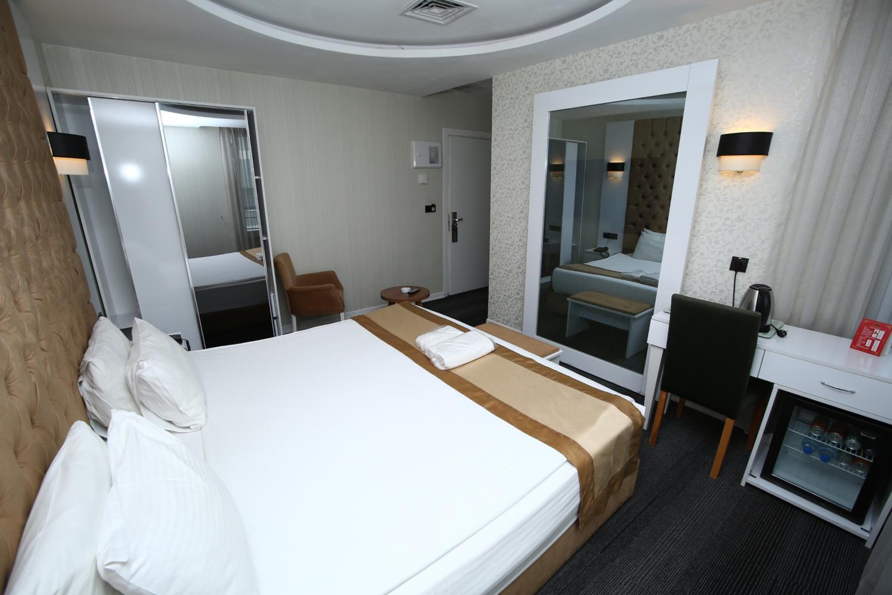 Large Double Room - Photo 2