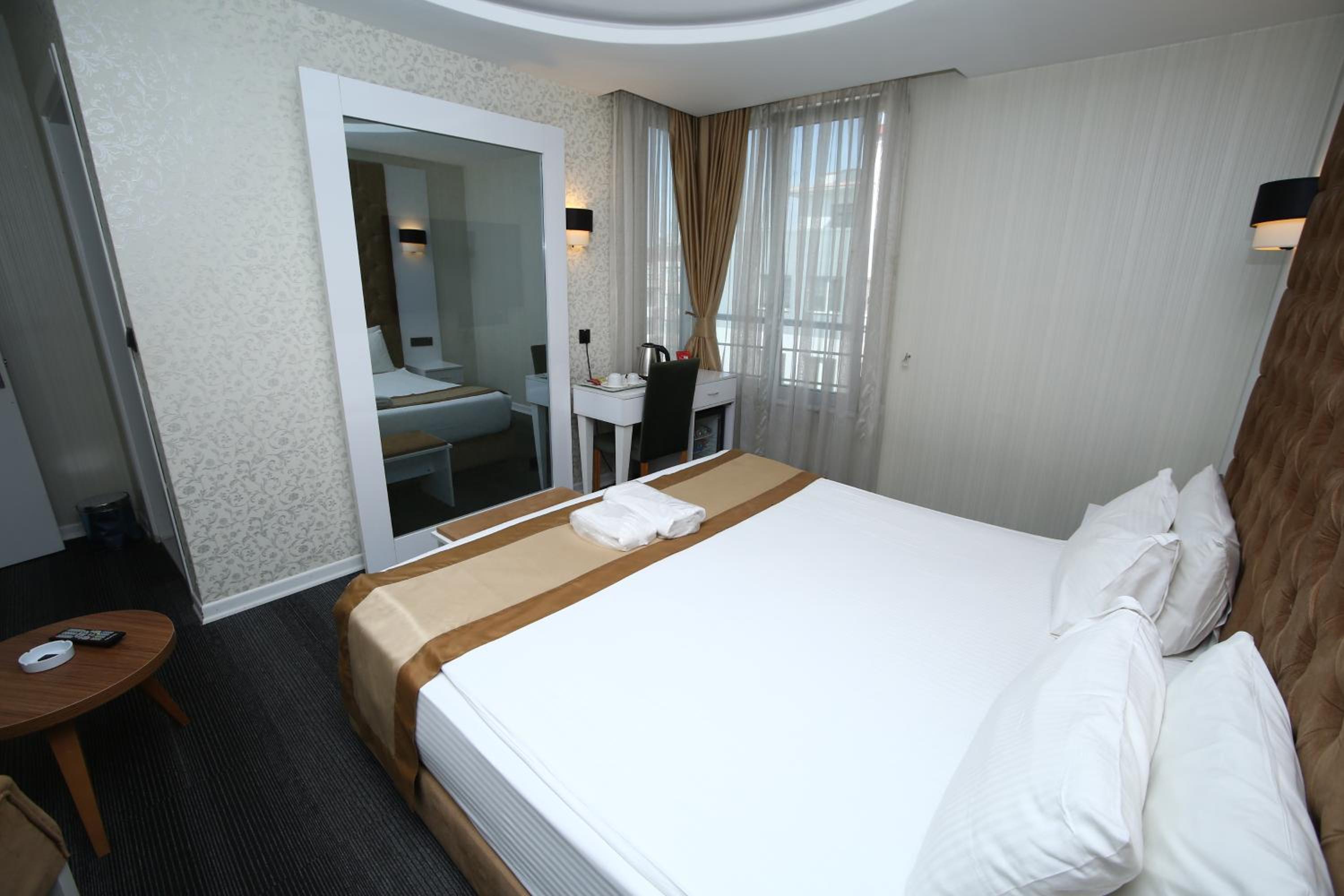 Large Double Room - Photo 3