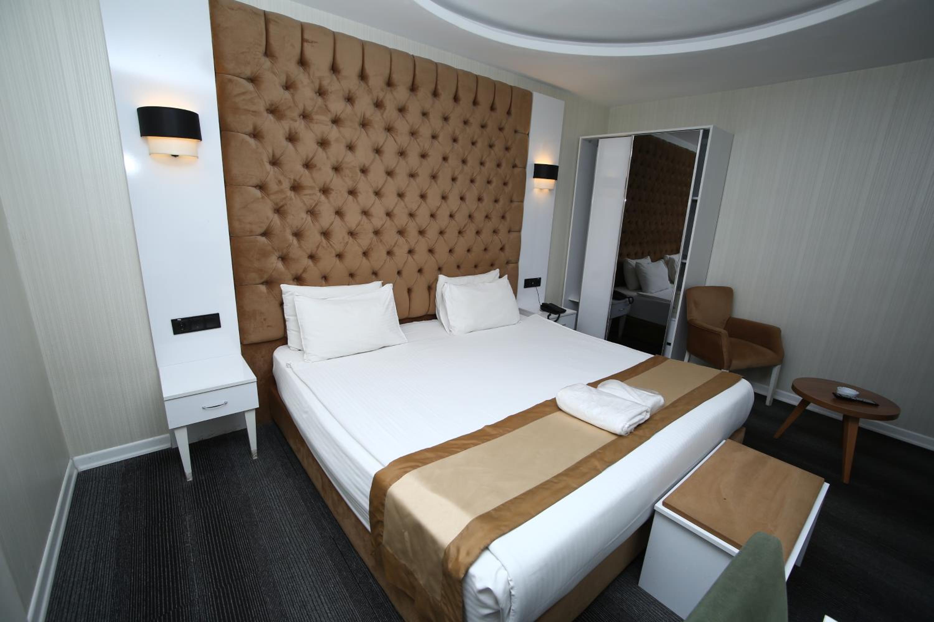 Large Double Room - Photo 5