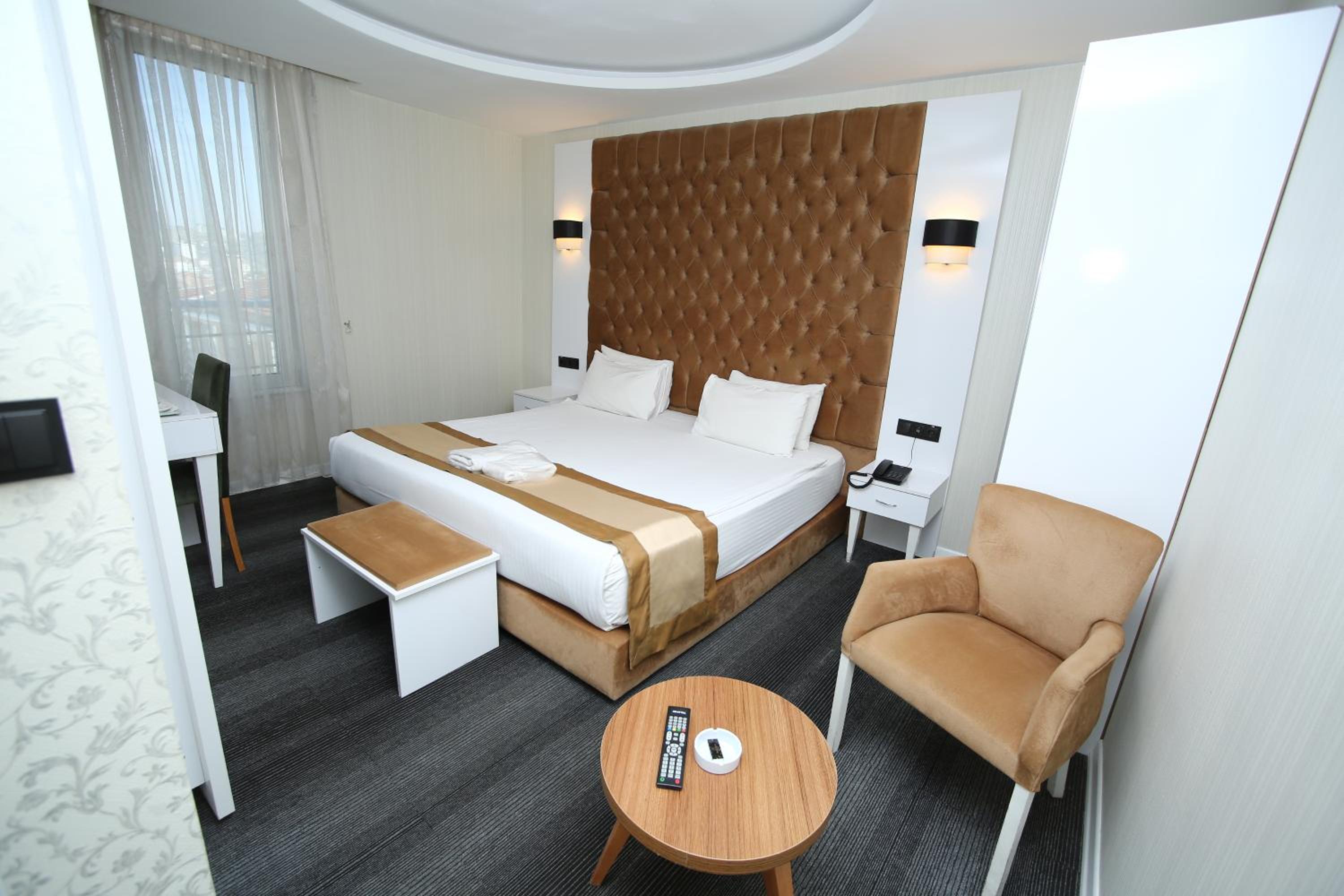 Large Double Room - Photo 6