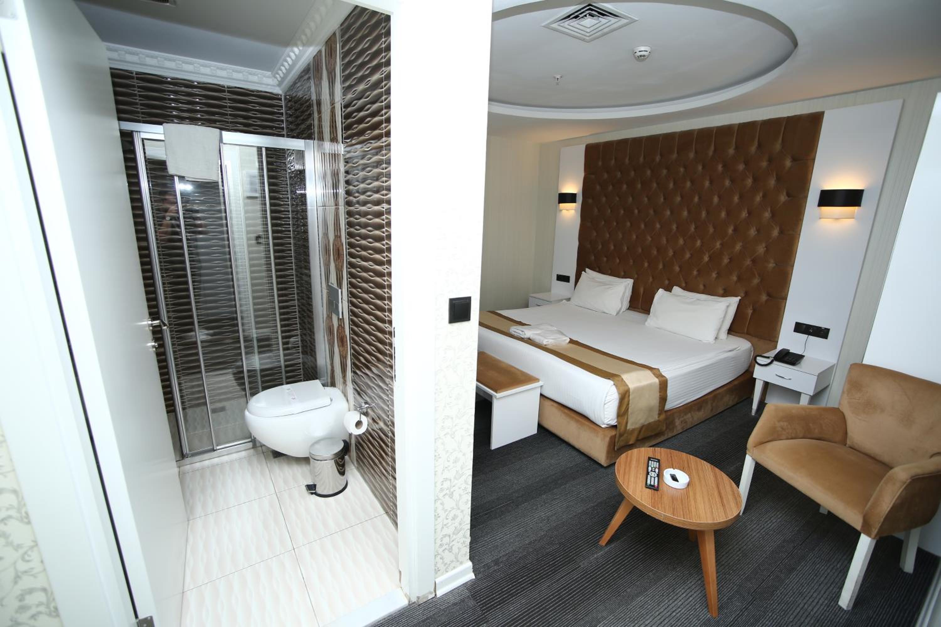 Large Double Room - Photo 1