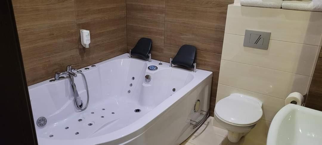 Double Room with Spa Bath photo 3
