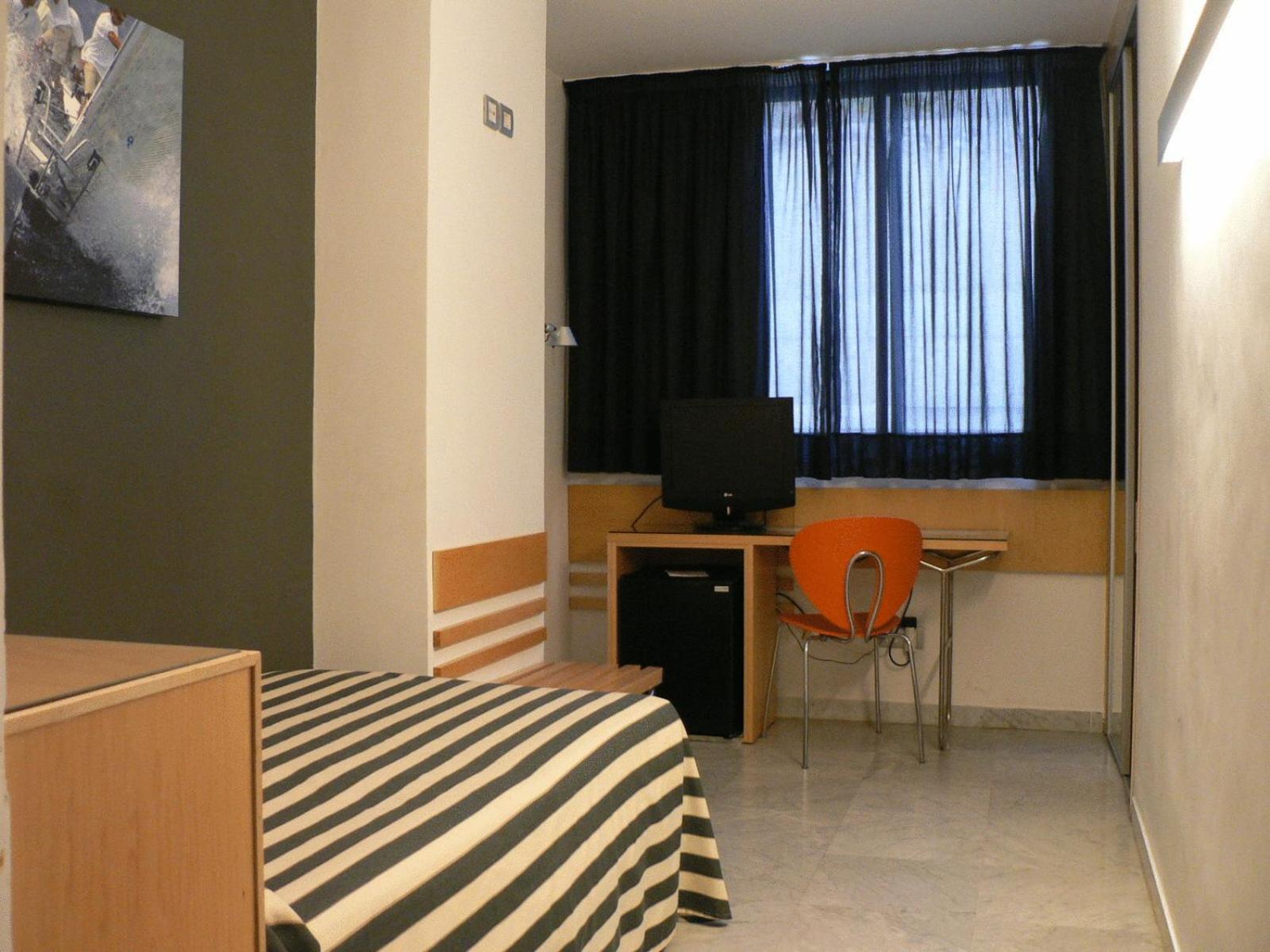 Single Room - Photo 1