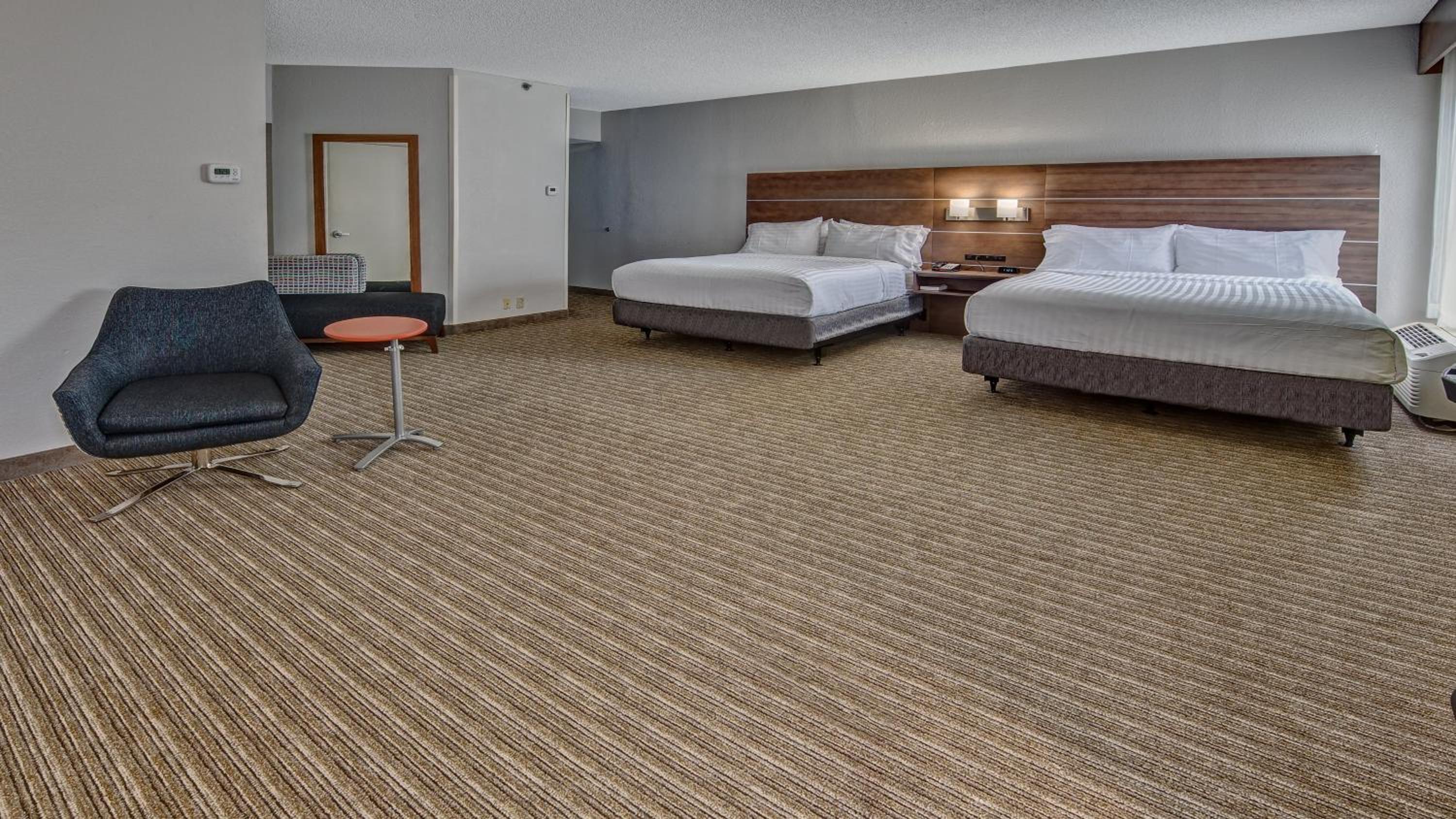 Standard Double Room with Two Double Beds and Accessible Tub - Mobility Access - Photo 2
