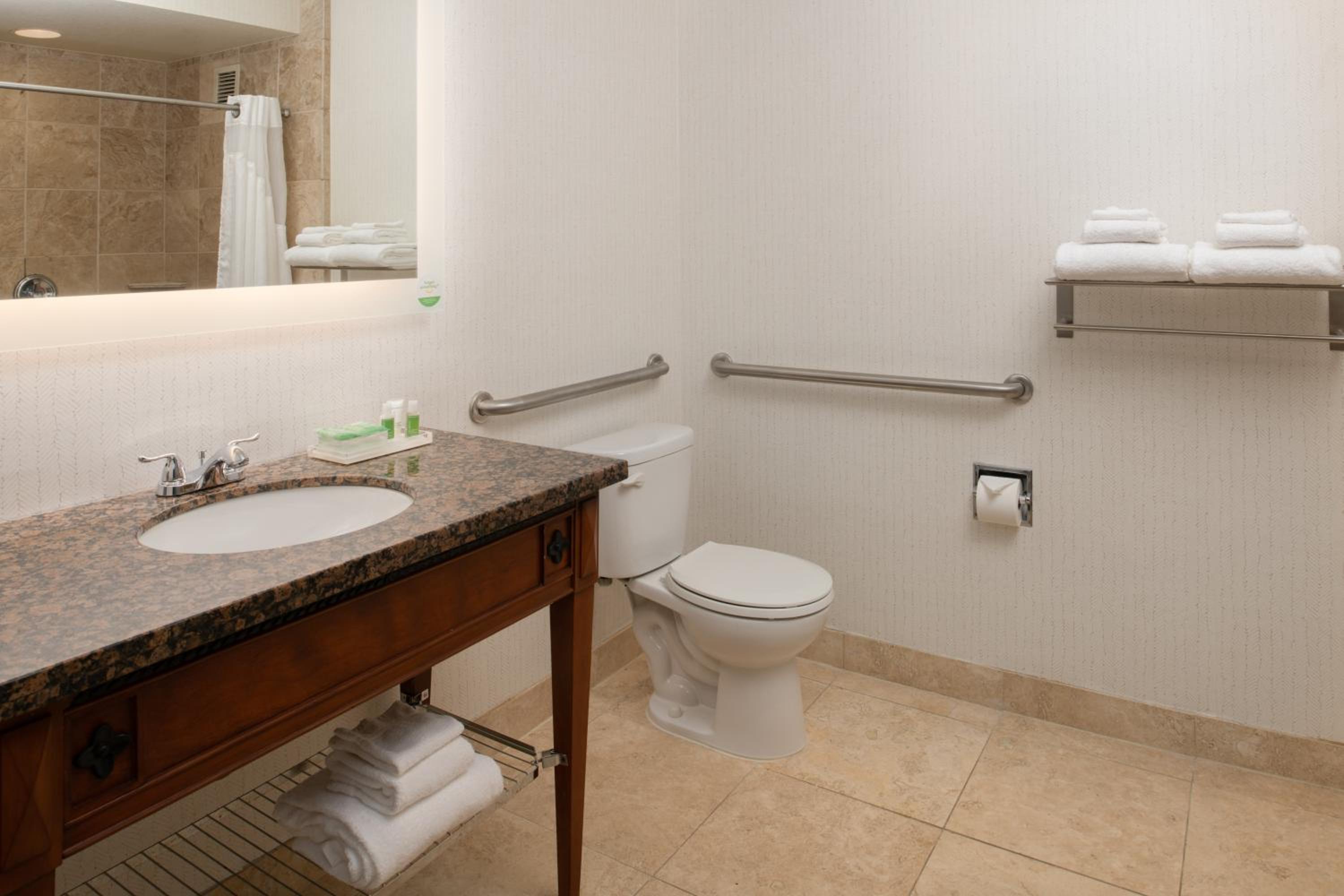 Standard Queen Room with Two Queen Beds and Mobility Accessible Roll-In Shower - Photo 4