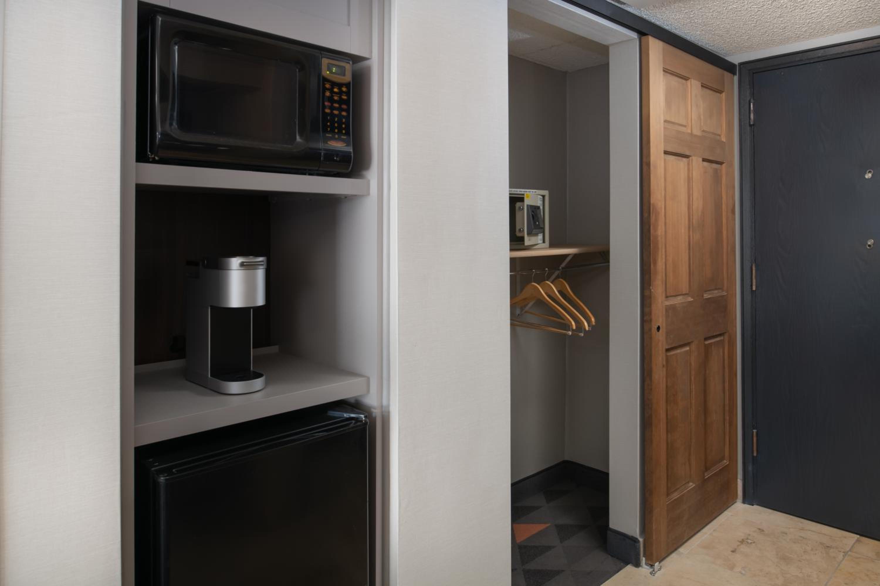 Standard Queen Room with Two Queen Beds and Mobility Accessible Tub - Photo 5