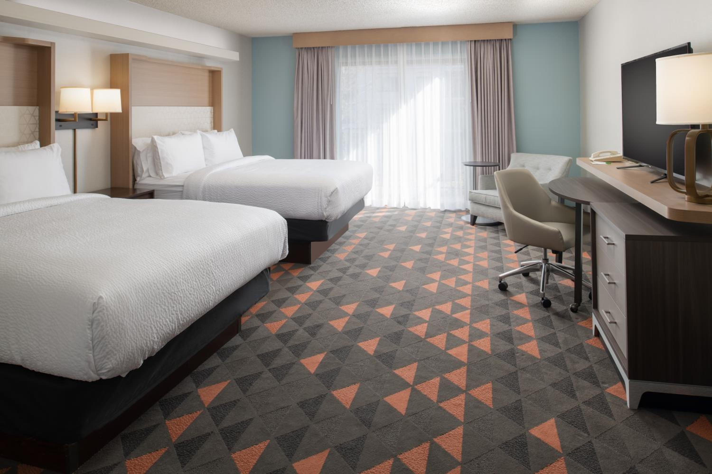 Standard Room with Two Queen Beds - Photo 3