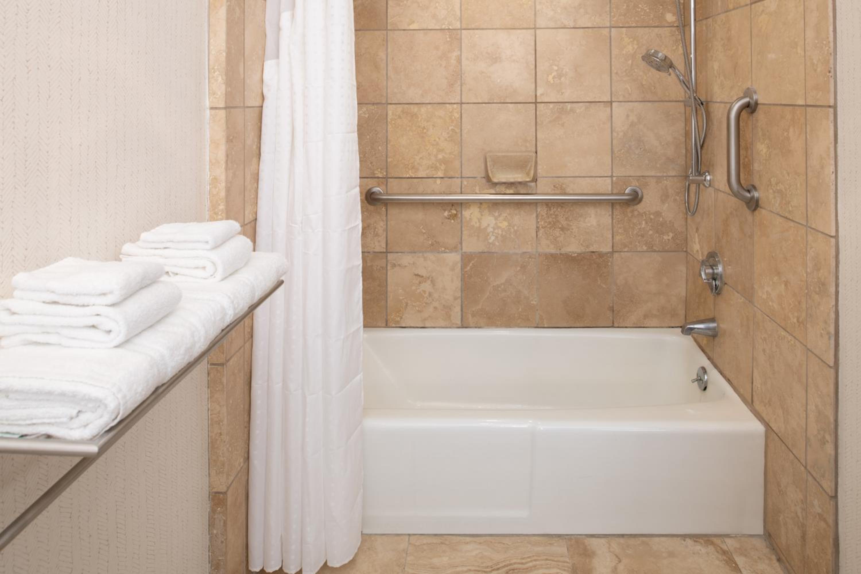 Standard Queen Room with Two Queen Beds and Mobility Accessible Tub - Photo 4