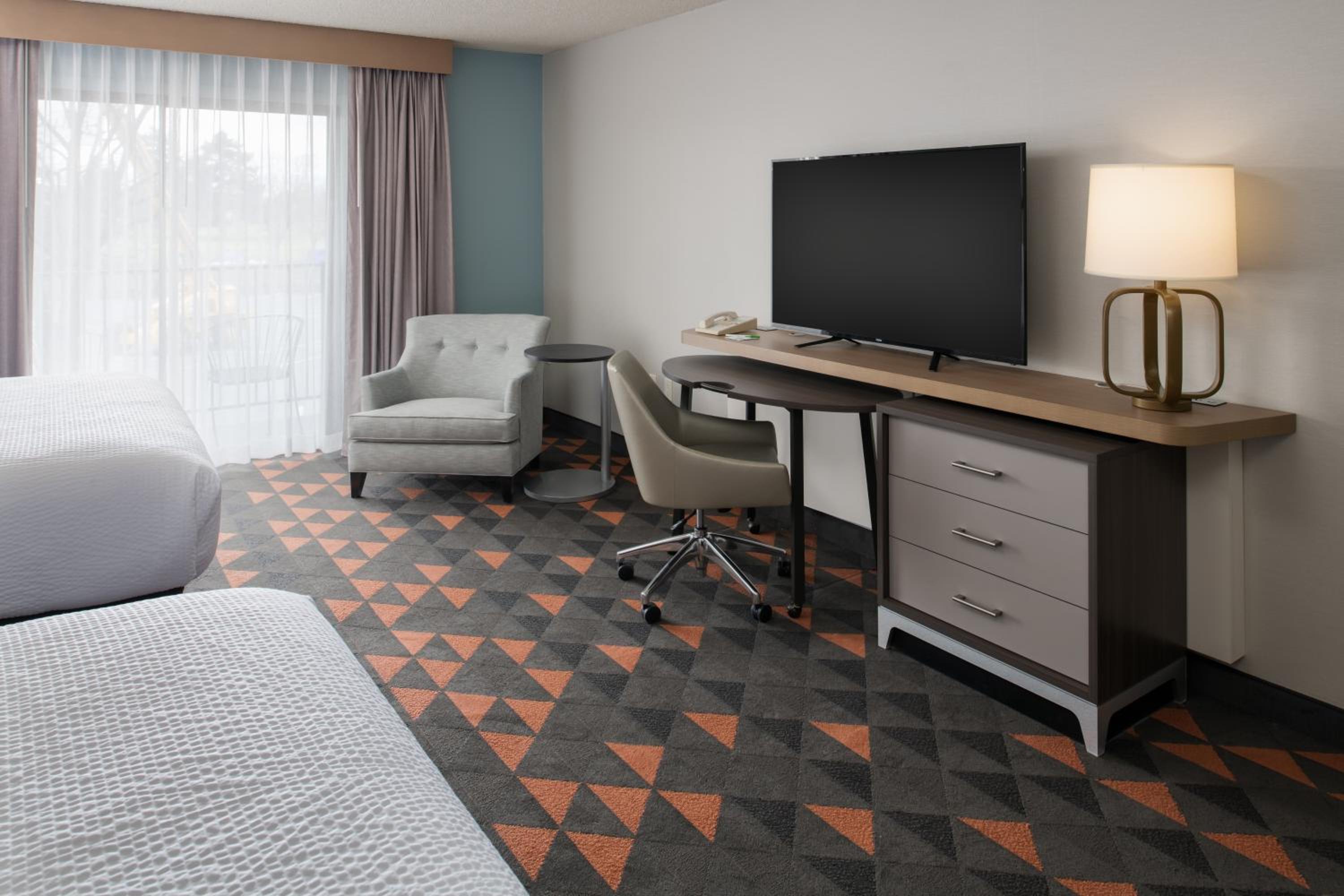 Standard Room with Two Queen Beds - Photo 8