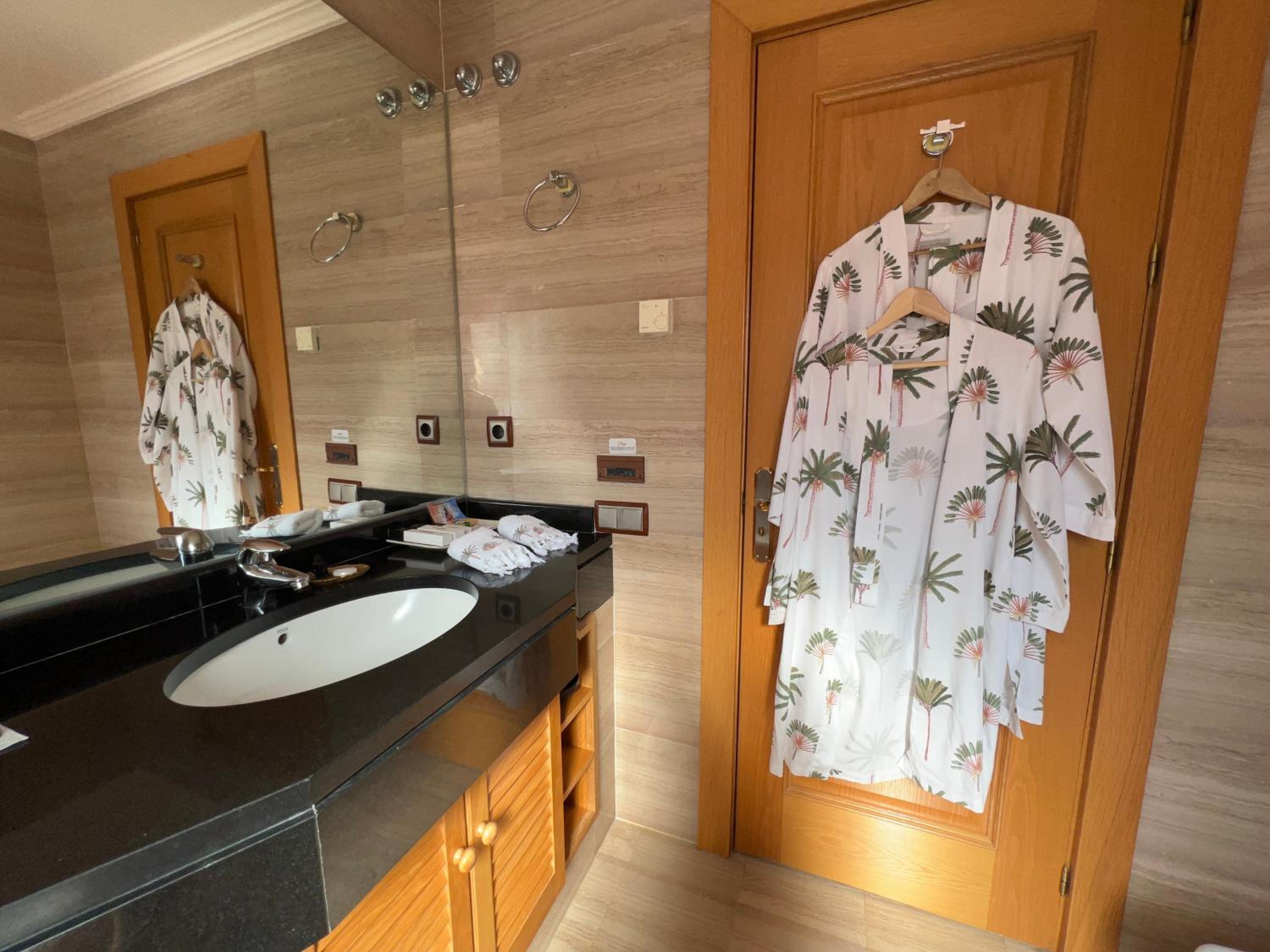 Superior Twin Room with Sea View - Photo 19