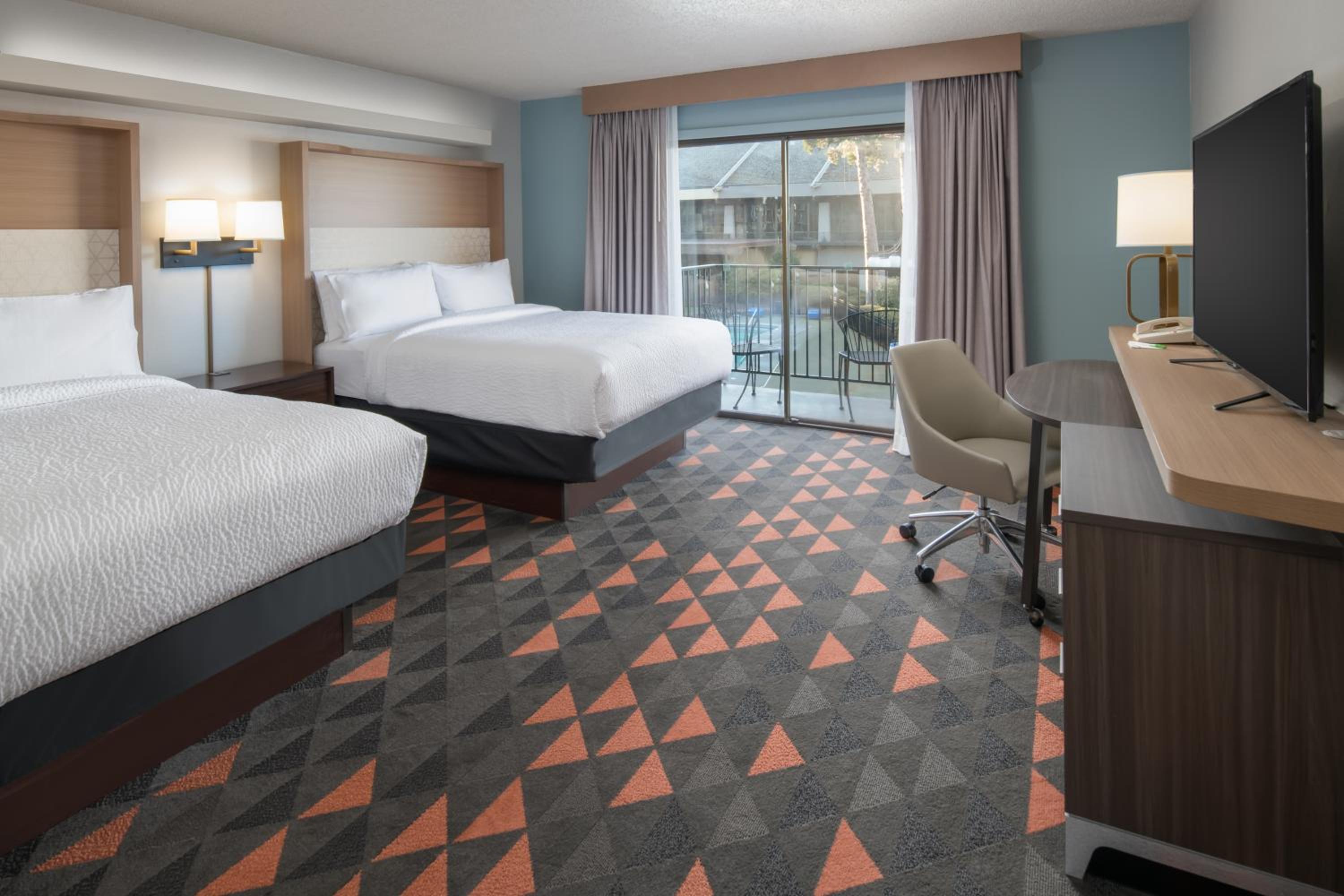 Premium Queen Room with Two Queen Beds and Courtyard View - Photo 2